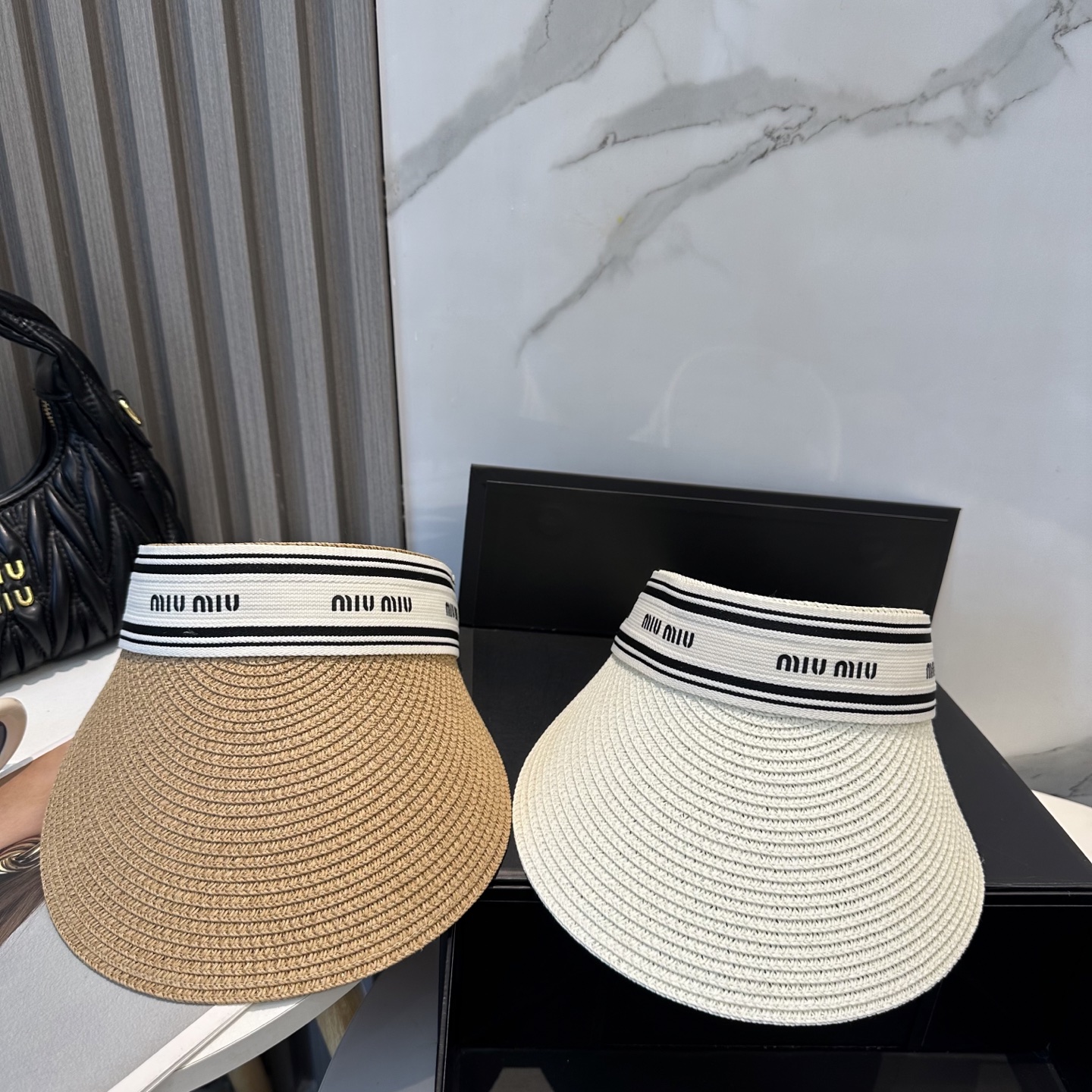  配防尘袋 miumiu缪缪
空顶帽，夏天必备单品，因为真的太好搭，夏天搭配清凉夏日风情真的超级文艺范～