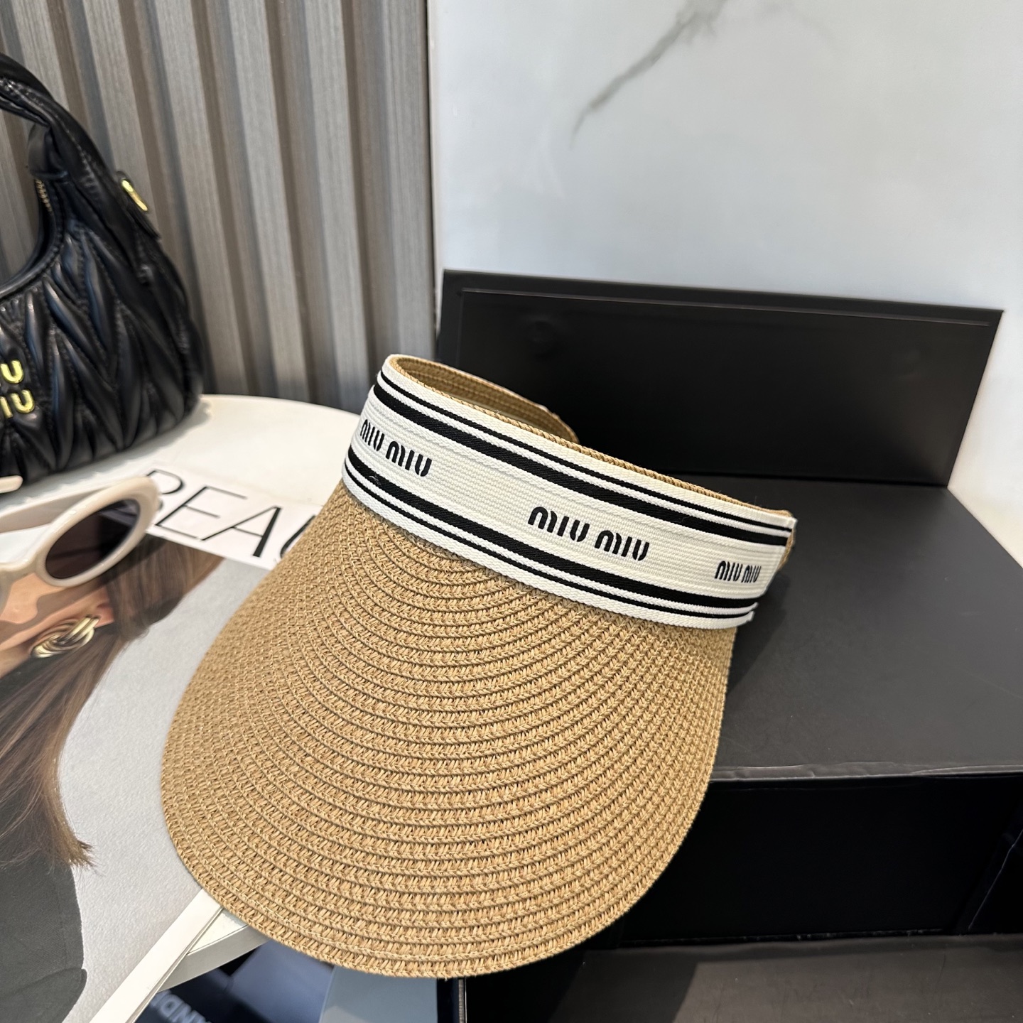  配防尘袋 miumiu缪缪
空顶帽，夏天必备单品，因为真的太好搭，夏天搭配清凉夏日风情真的超级文艺范～