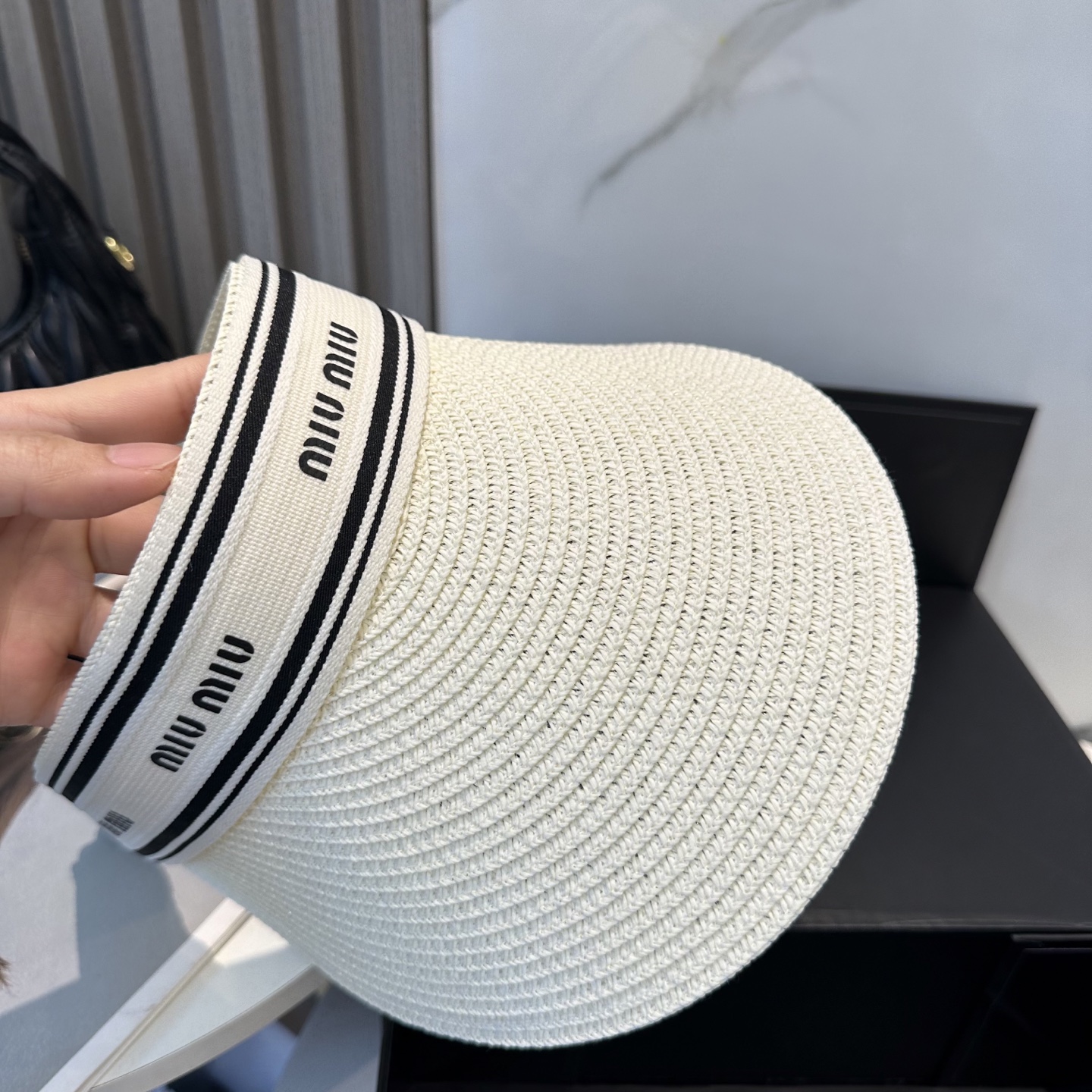  配防尘袋 miumiu缪缪
空顶帽，夏天必备单品，因为真的太好搭，夏天搭配清凉夏日风情真的超级文艺范～