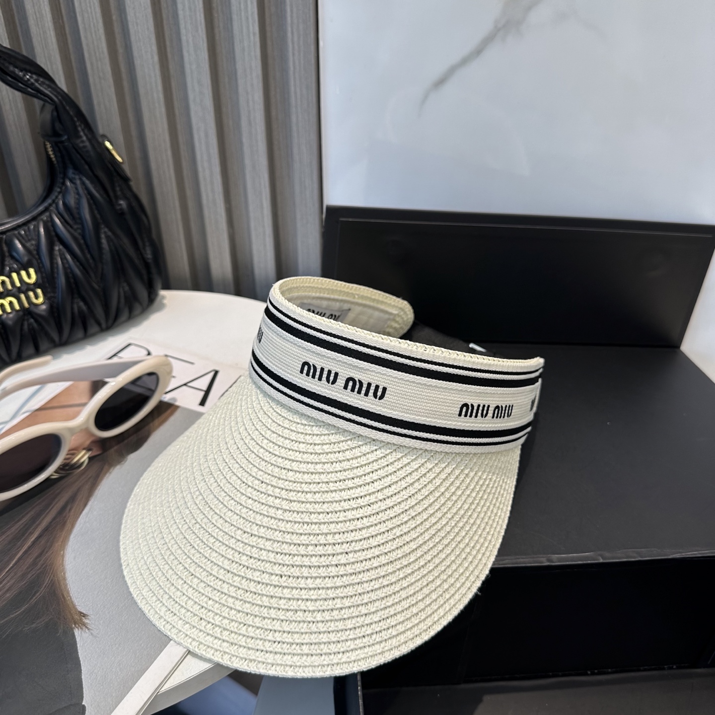  配防尘袋 miumiu缪缪
空顶帽，夏天必备单品，因为真的太好搭，夏天搭配清凉夏日风情真的超级文艺范～