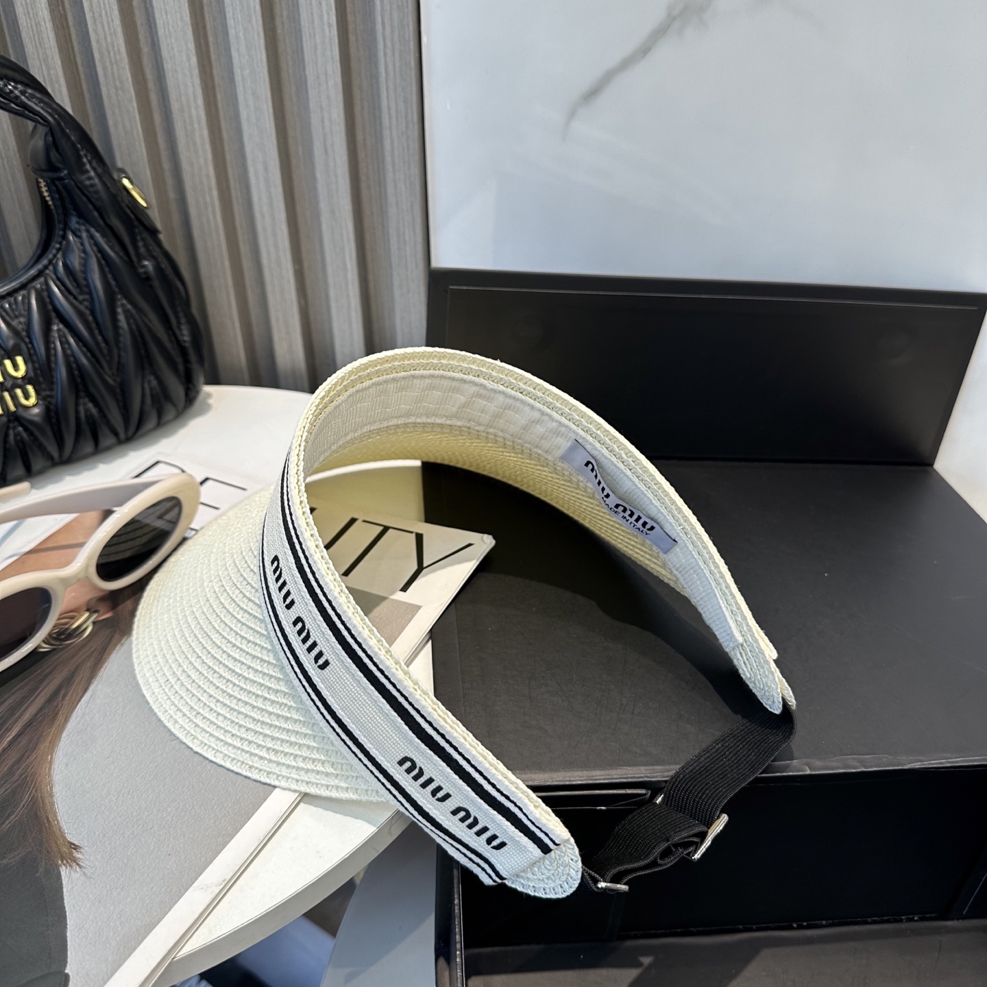  配防尘袋 miumiu缪缪
空顶帽，夏天必备单品，因为真的太好搭，夏天搭配清凉夏日风情真的超级文艺范～