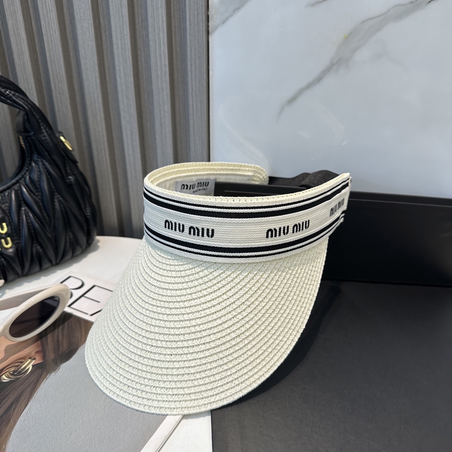  配防尘袋 miumiu缪缪
空顶帽，夏天必备单品，因为真的太好搭，夏天搭配清凉夏日风情真的超级文艺范～