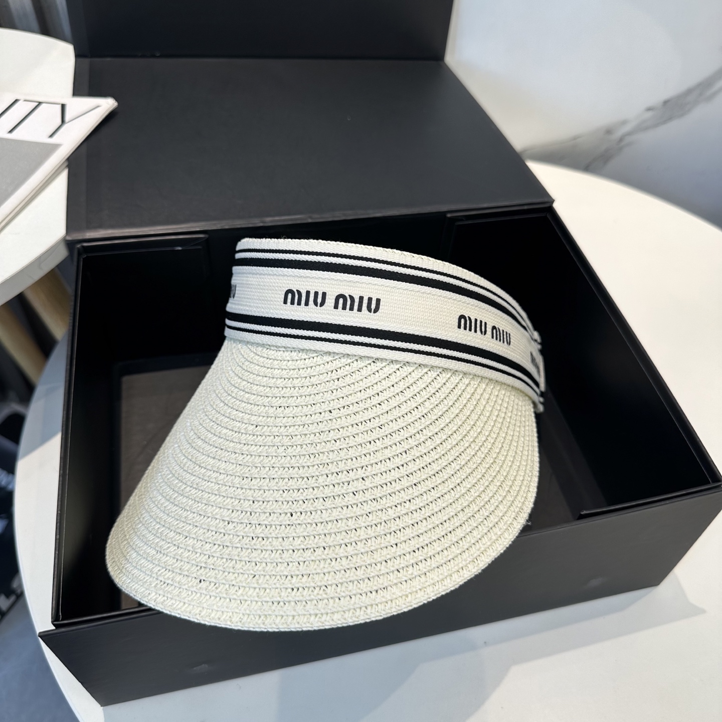  配防尘袋 miumiu缪缪
空顶帽，夏天必备单品，因为真的太好搭，夏天搭配清凉夏日风情真的超级文艺范～