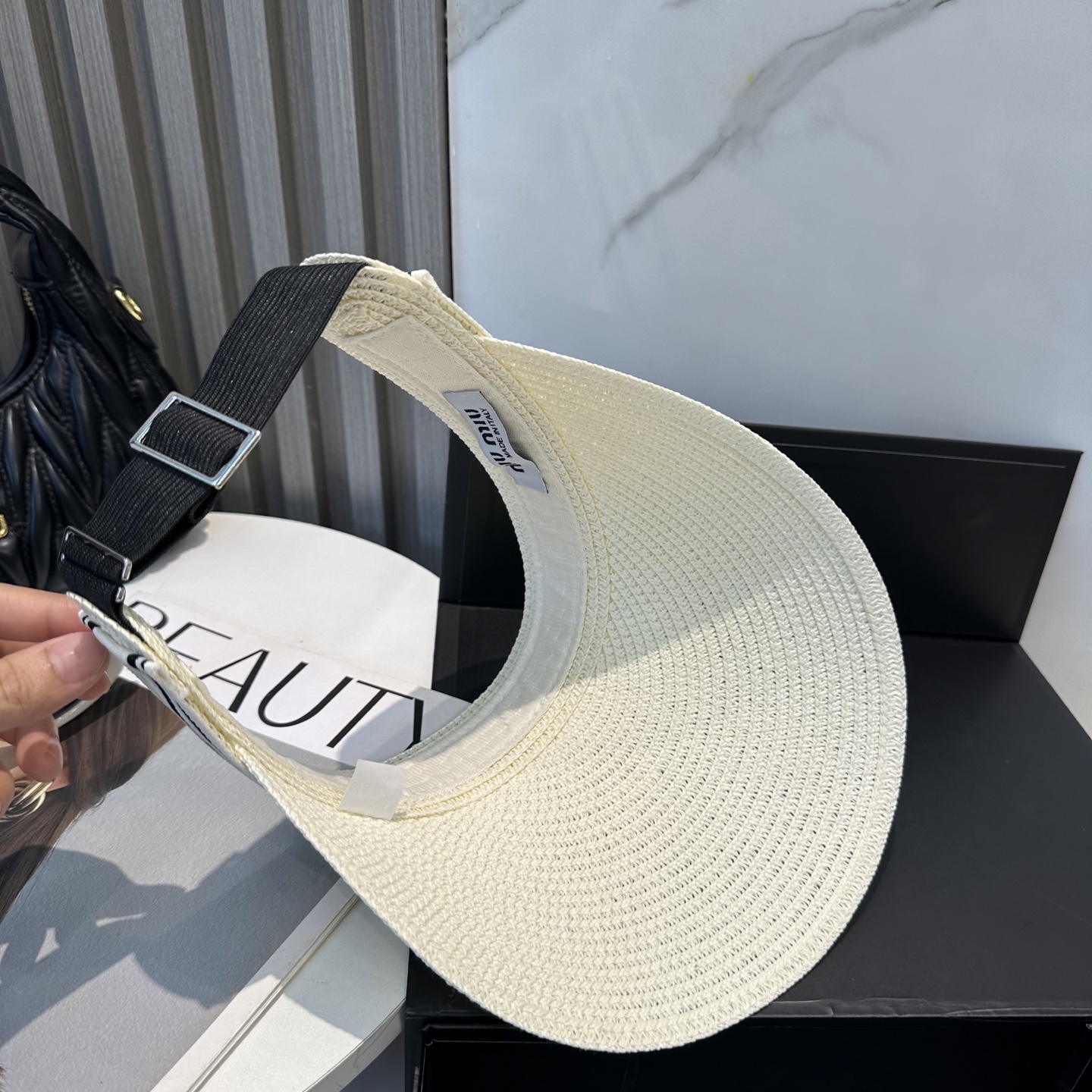  配防尘袋 miumiu缪缪
空顶帽，夏天必备单品，因为真的太好搭，夏天搭配清凉夏日风情真的超级文艺范～