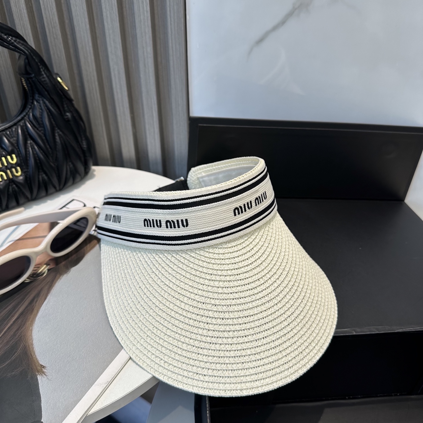  配防尘袋 miumiu缪缪
空顶帽，夏天必备单品，因为真的太好搭，夏天搭配清凉夏日风情真的超级文艺范～