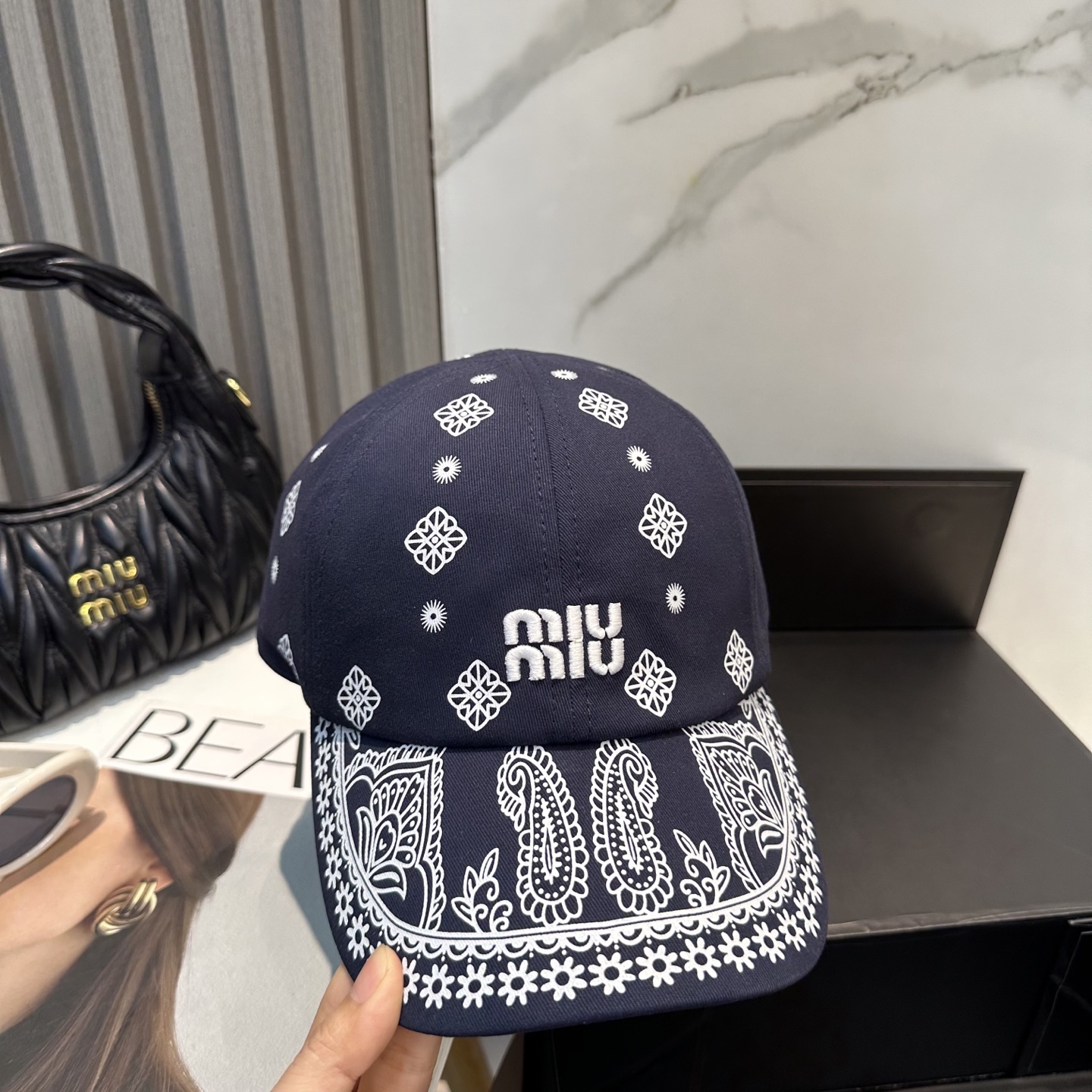  💛配防尘袋【MIUM缪缪】2025新款度假风大沿渔夫帽，🔆百搭日常款～出街必备