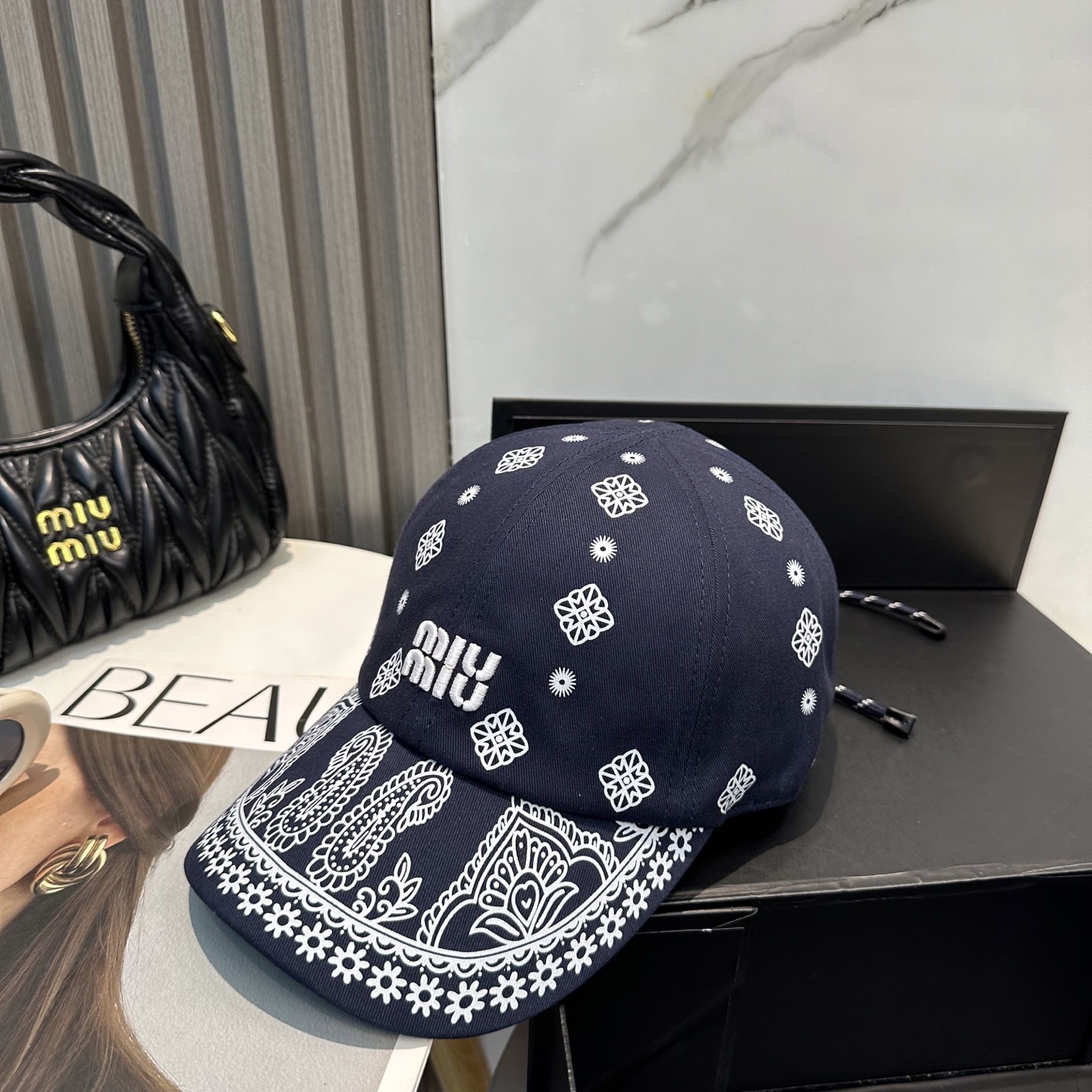  💛配防尘袋【MIUM缪缪】2025新款度假风大沿渔夫帽，🔆百搭日常款～出街必备