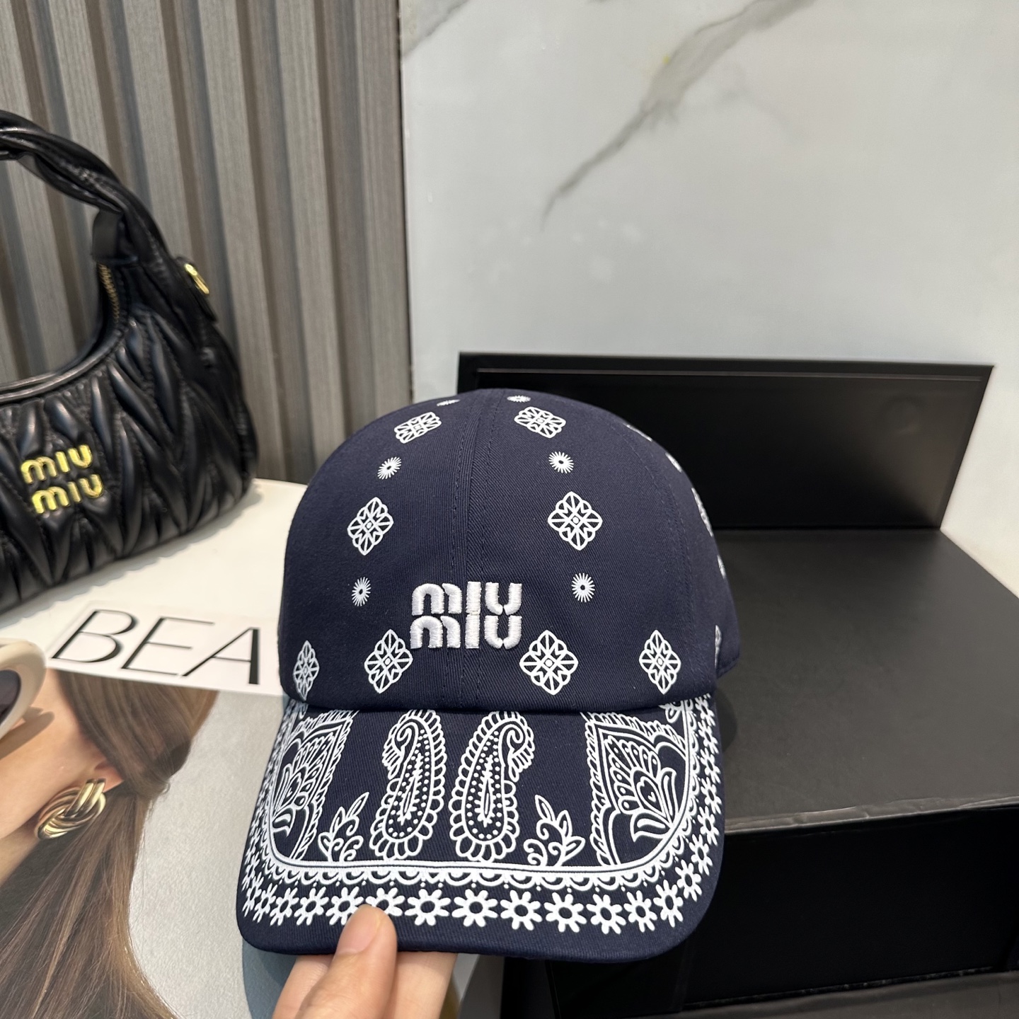  💛配防尘袋【MIUM缪缪】2025新款度假风大沿渔夫帽，🔆百搭日常款～出街必备