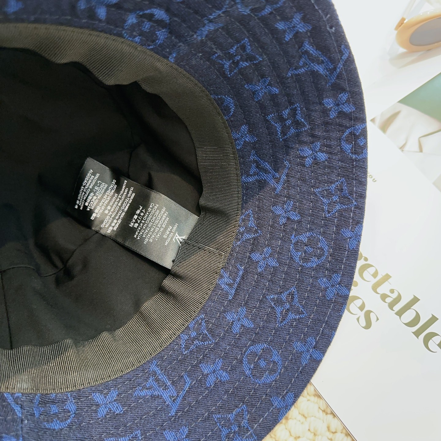 P85
LV路易威登新款软牛仔渔夫帽
夏天来了，炎热的天气下，一顶好看的帽子成为了必不可少的时尚单品。这款牛仔渔夫帽，既有时髦的外观，又能有效防晒，让你在街头巷尾成为最时尚的妞！