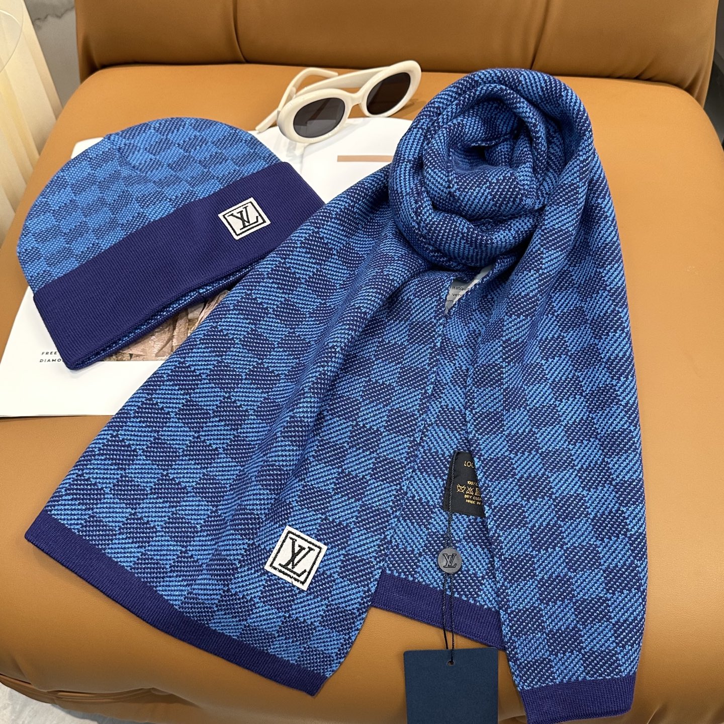 经典LV棋盘格羊毛《围巾+帽子》👑这款柔软的羊毛围巾运用精细的针织技术编织出经典的Damier图案，尤其