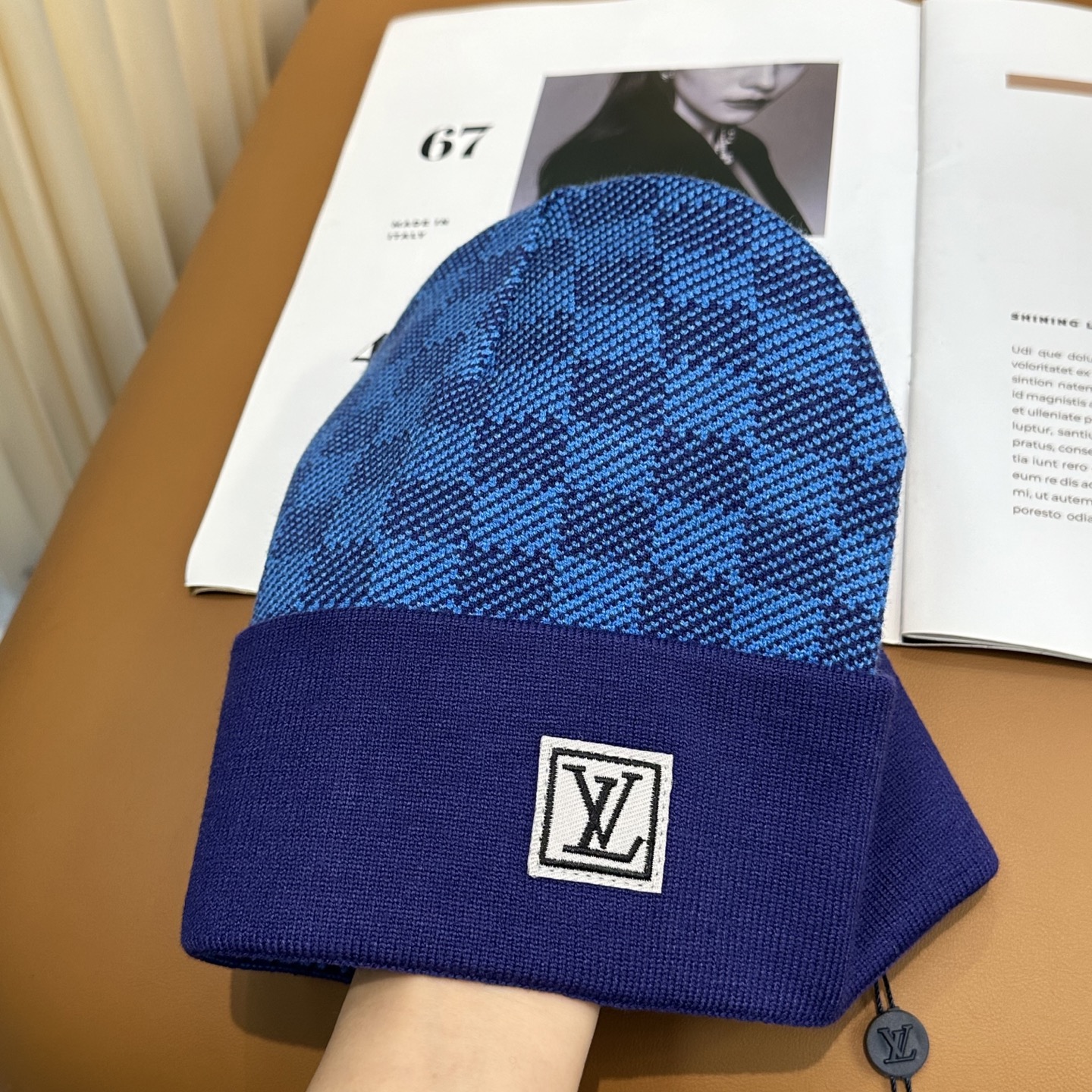 经典LV棋盘格羊毛《围巾+帽子》👑这款柔软的羊毛围巾运用精细的针织技术编织出经典的Damier图案，尤其