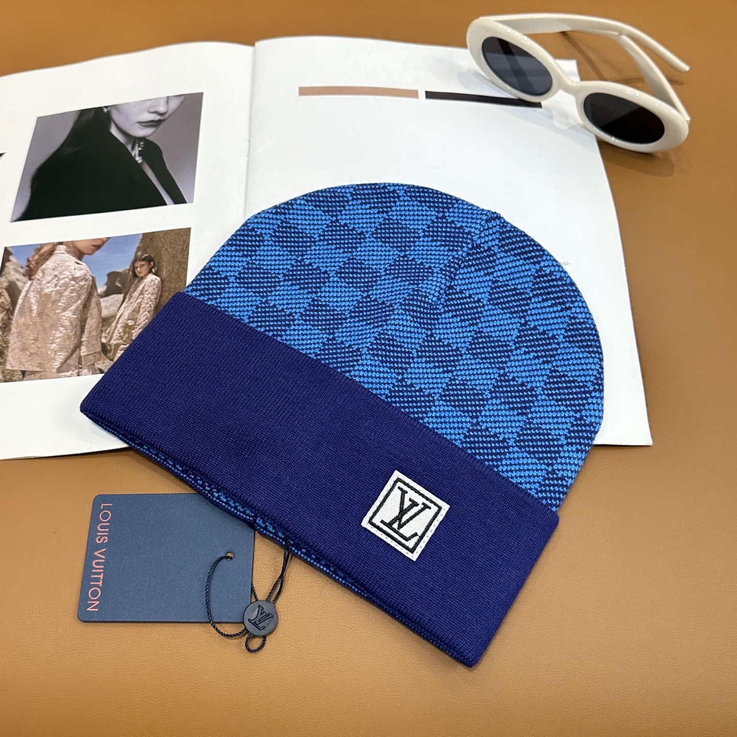 经典LV棋盘格羊毛《围巾+帽子》👑这款柔软的羊毛围巾运用精细的针织技术编织出经典的Damier图案，尤其