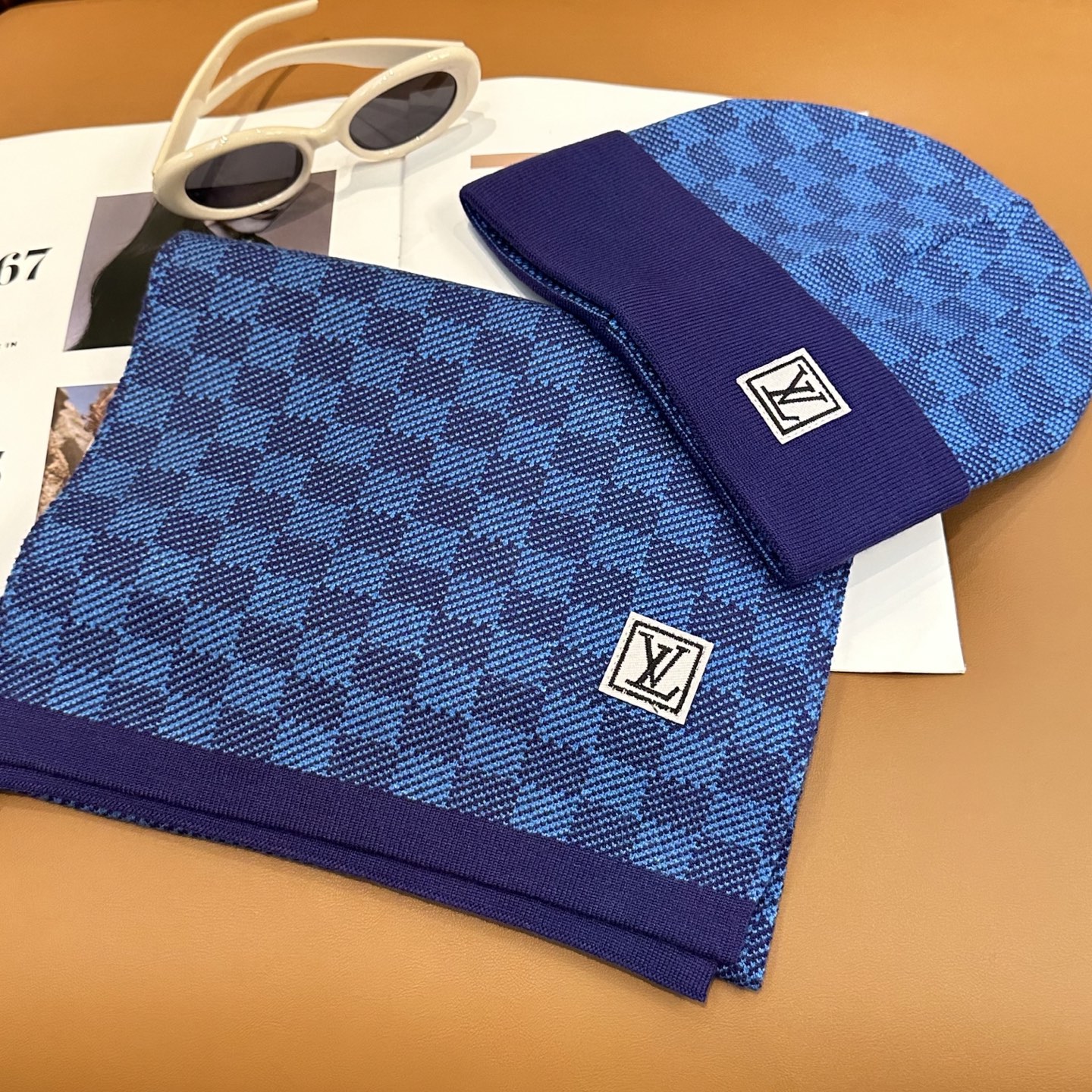 经典LV棋盘格羊毛《围巾+帽子》👑这款柔软的羊毛围巾运用精细的针织技术编织出经典的Damier图案，尤其