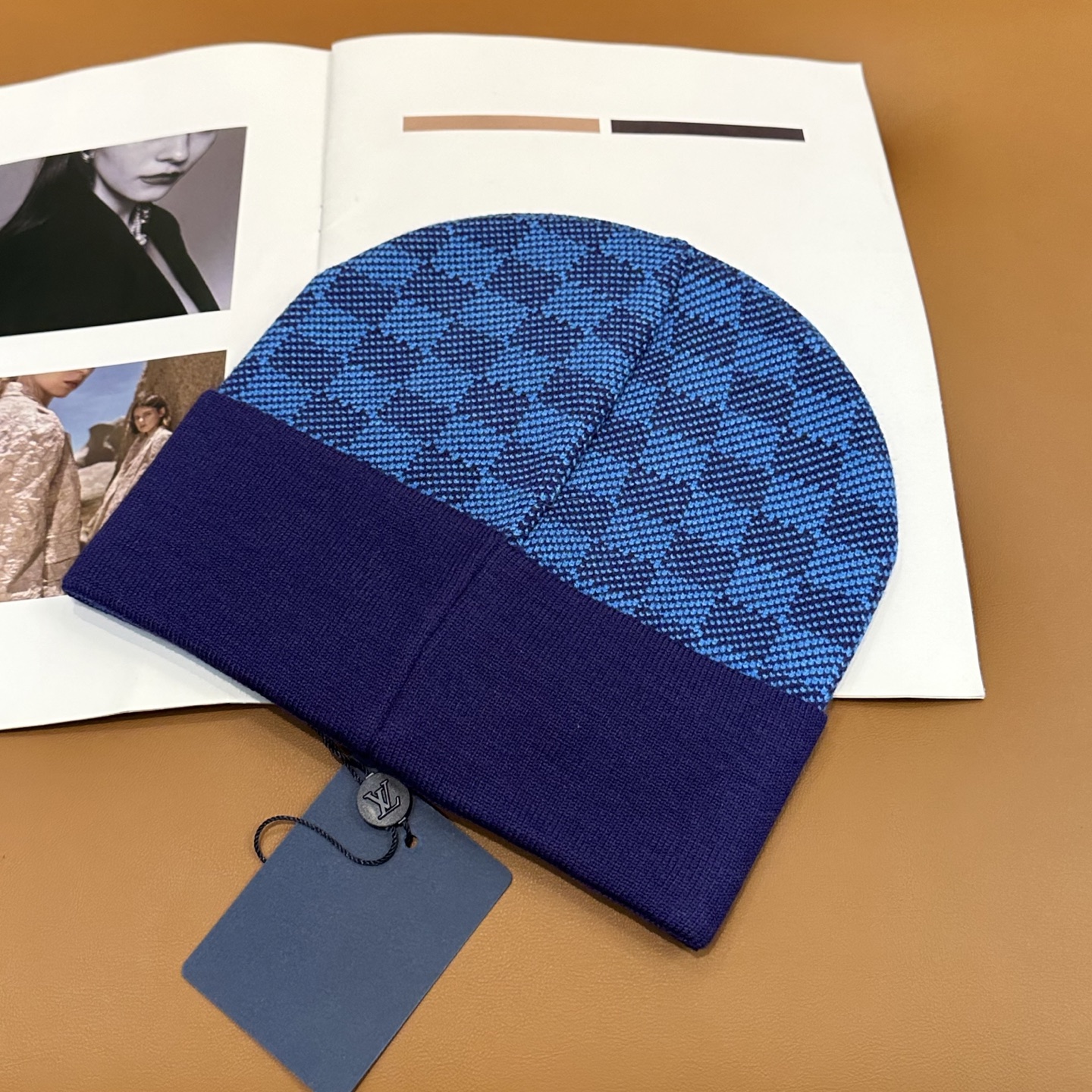 经典LV棋盘格羊毛《围巾+帽子》👑这款柔软的羊毛围巾运用精细的针织技术编织出经典的Damier图案，尤其