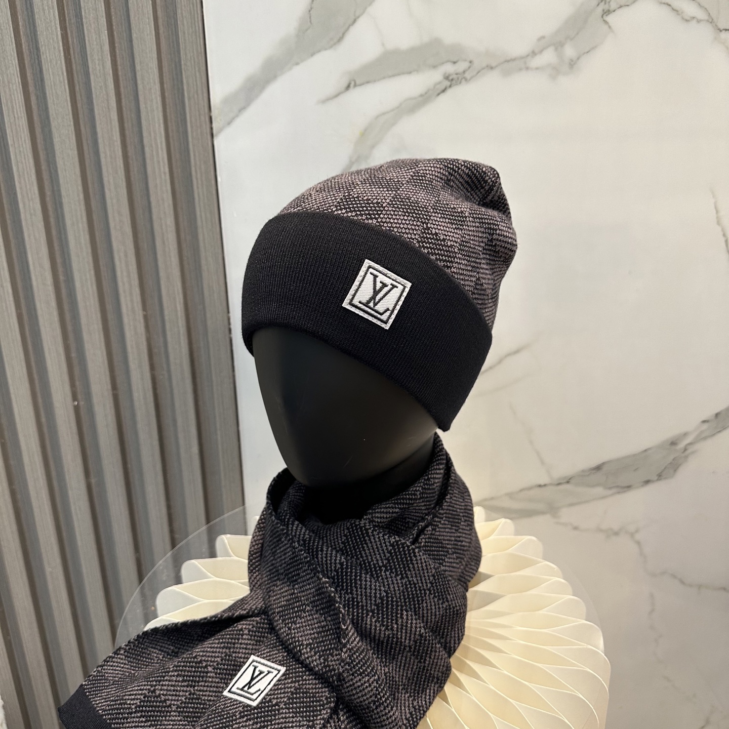 经典LV棋盘格羊毛《围巾+帽子》👑这款柔软的羊毛围巾运用精细的针织技术编织出经典的Damier图案，尤其