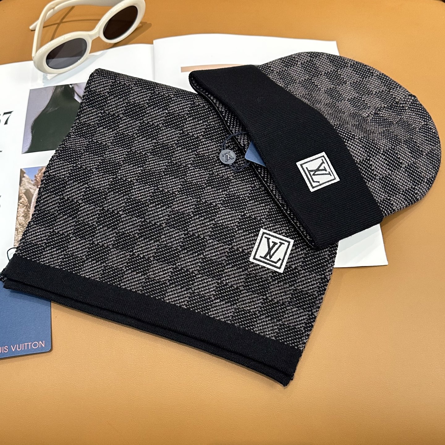 经典LV棋盘格羊毛《围巾+帽子》👑这款柔软的羊毛围巾运用精细的针织技术编织出经典的Damier图案，尤其