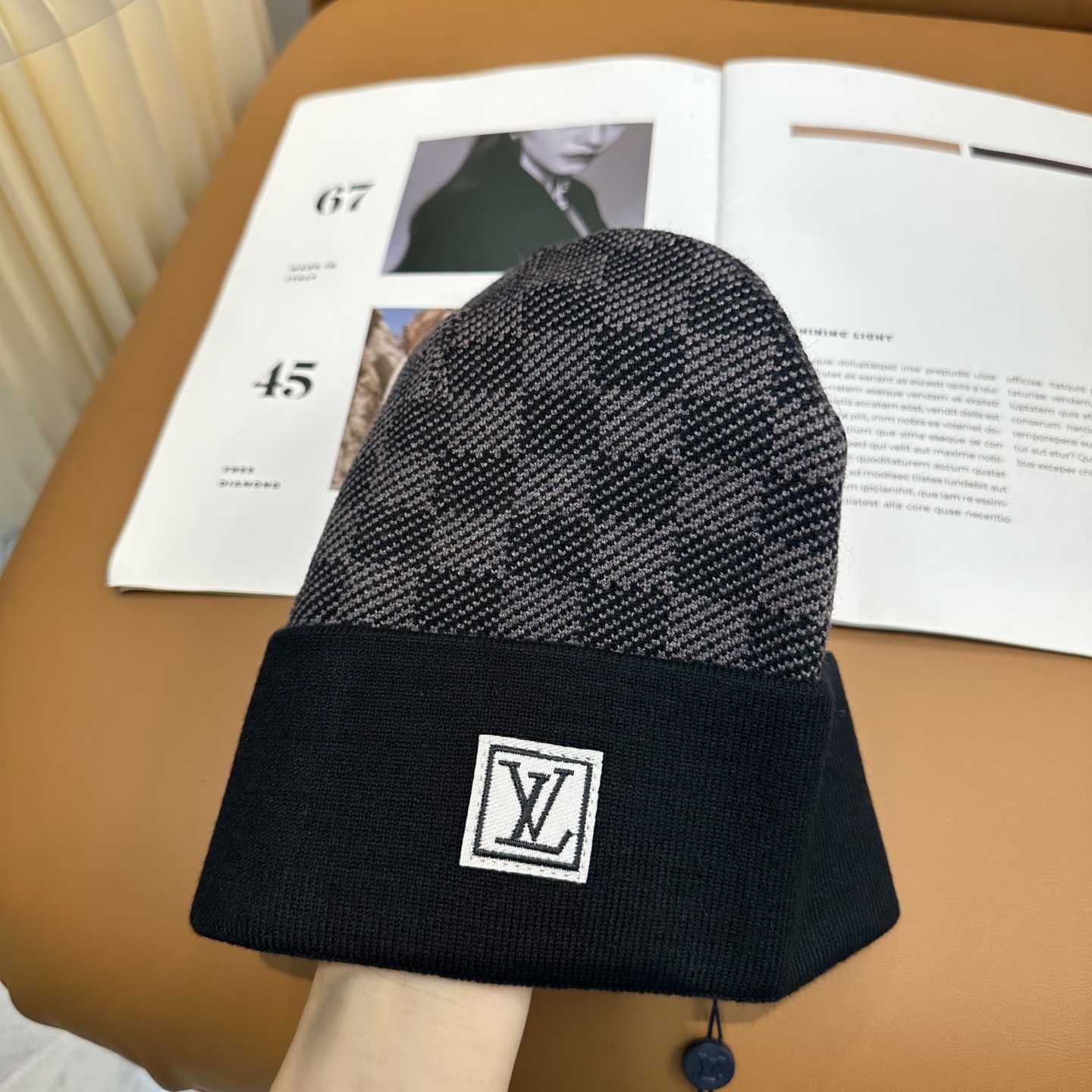 经典LV棋盘格羊毛《围巾+帽子》👑这款柔软的羊毛围巾运用精细的针织技术编织出经典的Damier图案，尤其