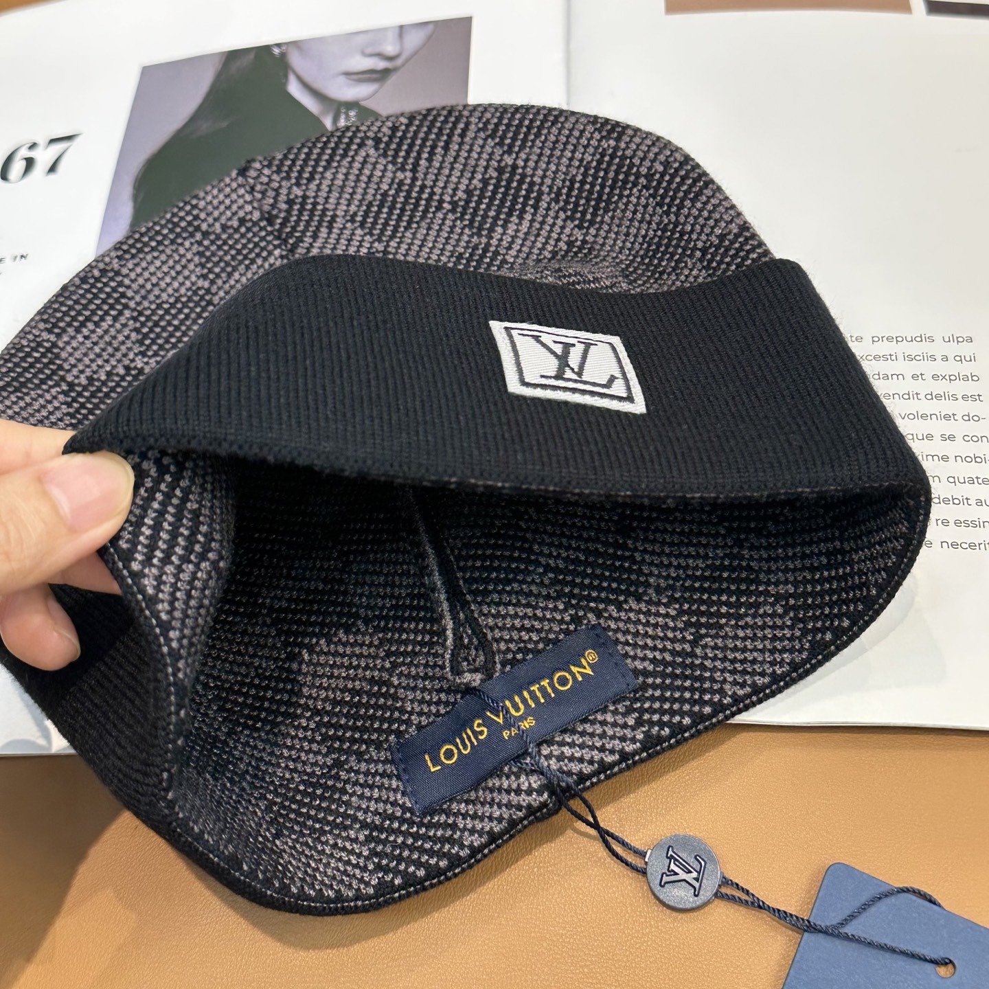 经典LV棋盘格羊毛《围巾+帽子》👑这款柔软的羊毛围巾运用精细的针织技术编织出经典的Damier图案，尤其