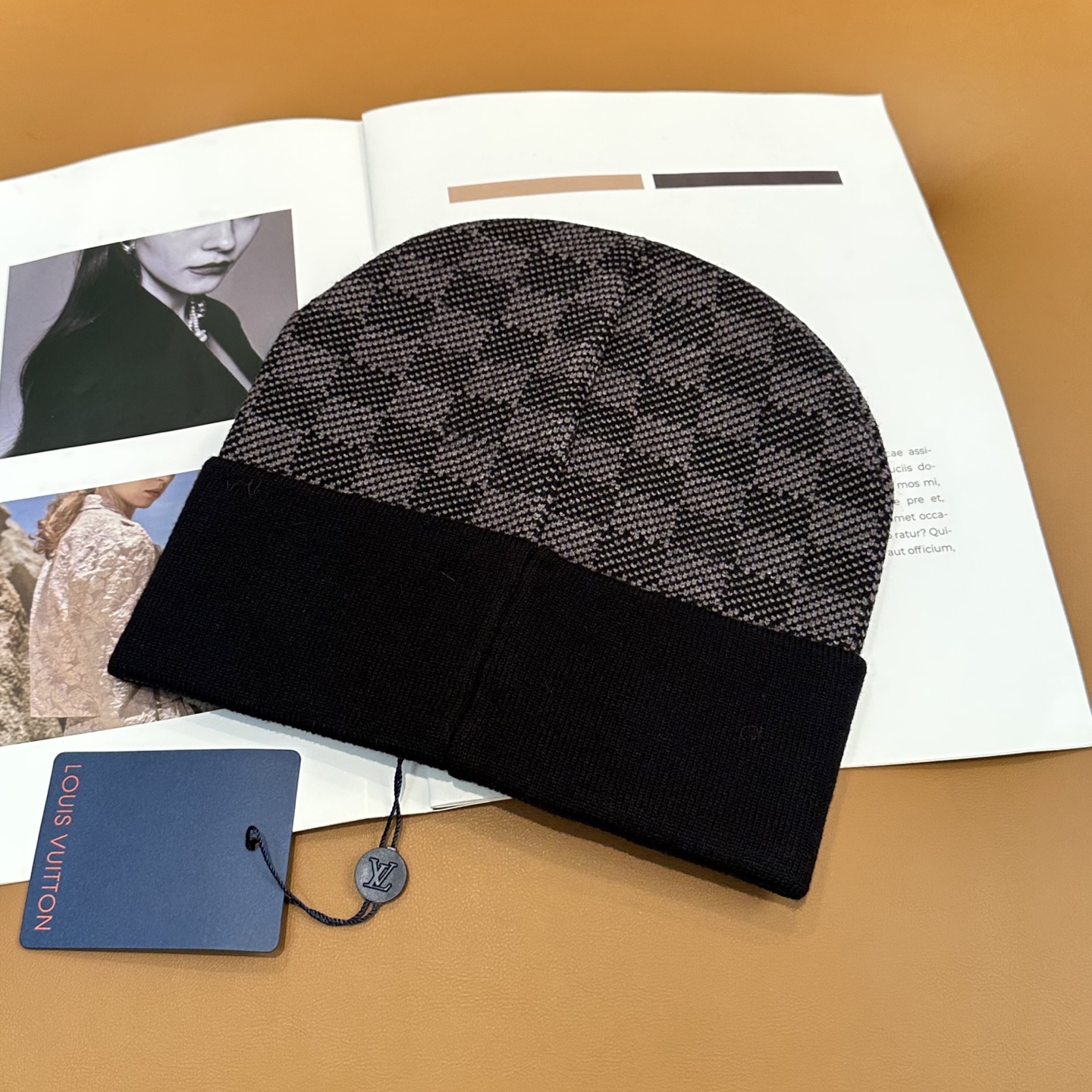 经典LV棋盘格羊毛《围巾+帽子》👑这款柔软的羊毛围巾运用精细的针织技术编织出经典的Damier图案，尤其