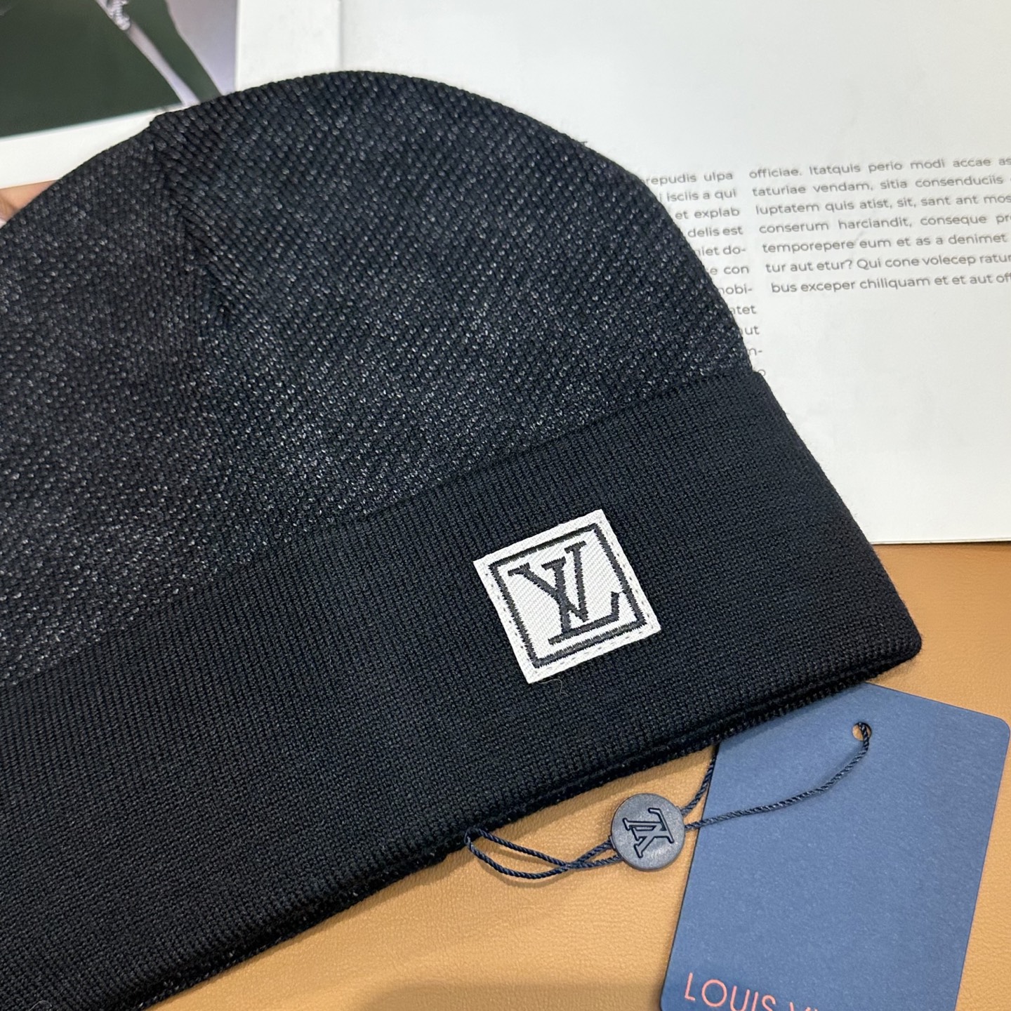 经典LV棋盘格羊毛《围巾+帽子》👑这款柔软的羊毛围巾运用精细的针织技术编织出经典的Damier图案，尤其