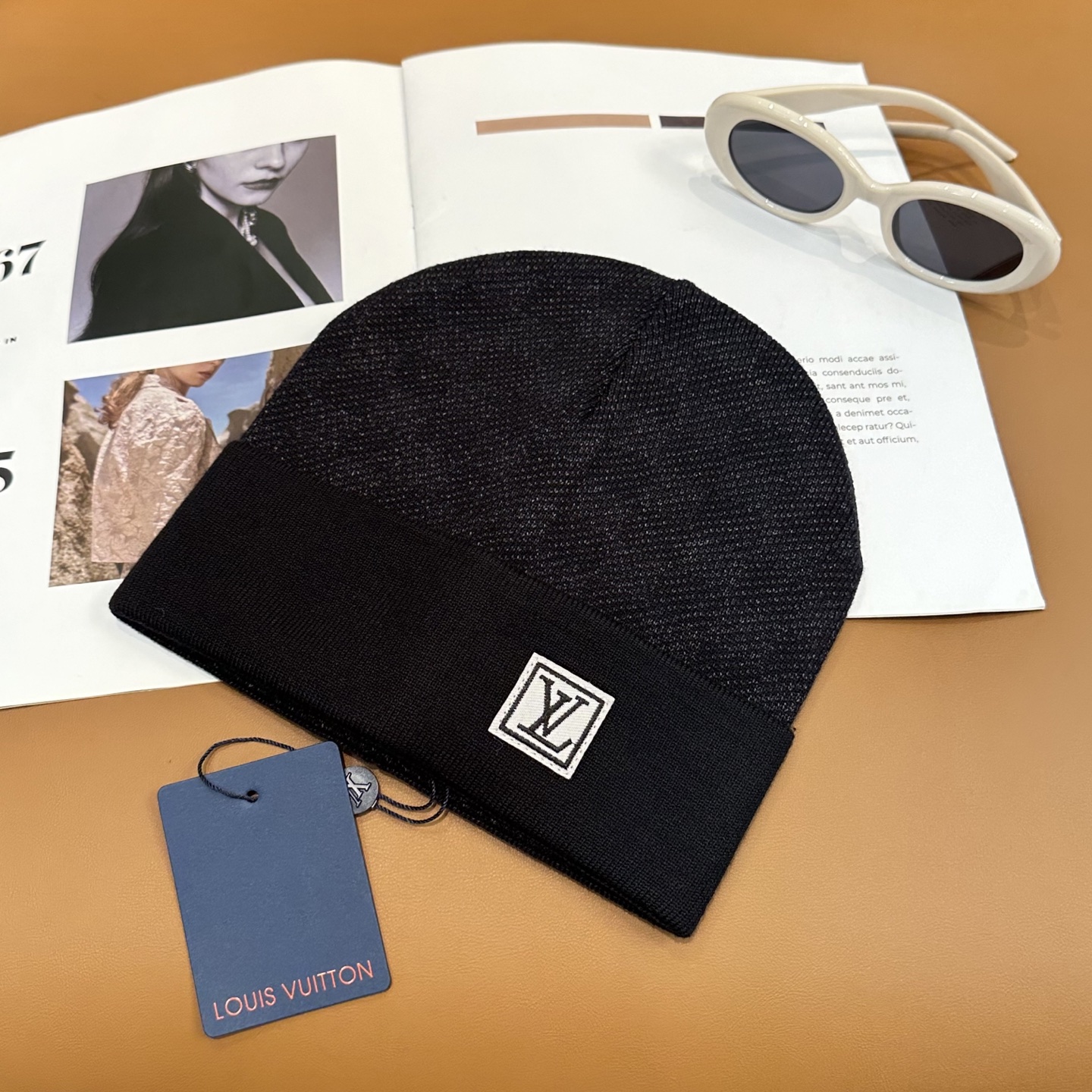 经典LV棋盘格羊毛《围巾+帽子》👑这款柔软的羊毛围巾运用精细的针织技术编织出经典的Damier图案，尤其