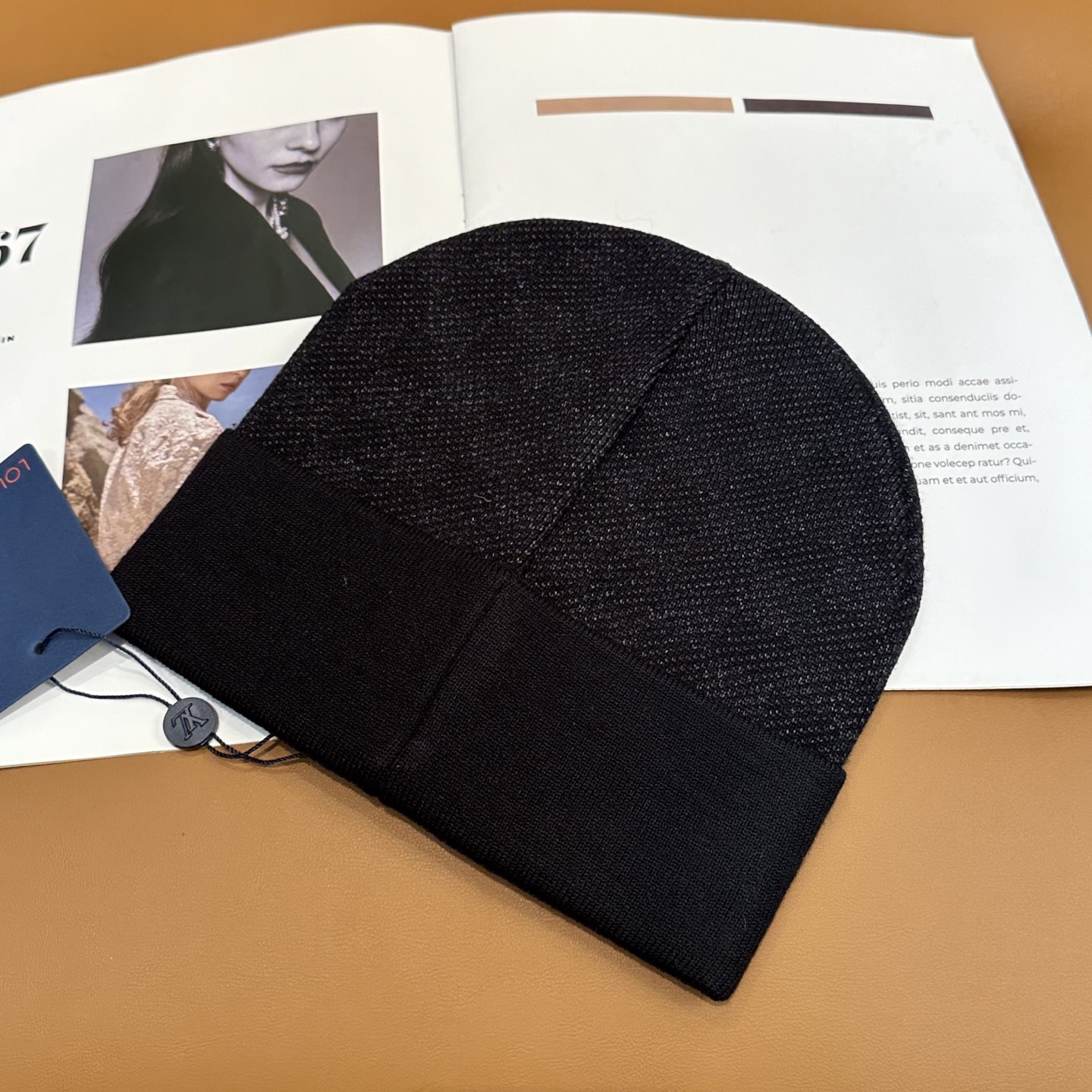 经典LV棋盘格羊毛《围巾+帽子》👑这款柔软的羊毛围巾运用精细的针织技术编织出经典的Damier图案，尤其