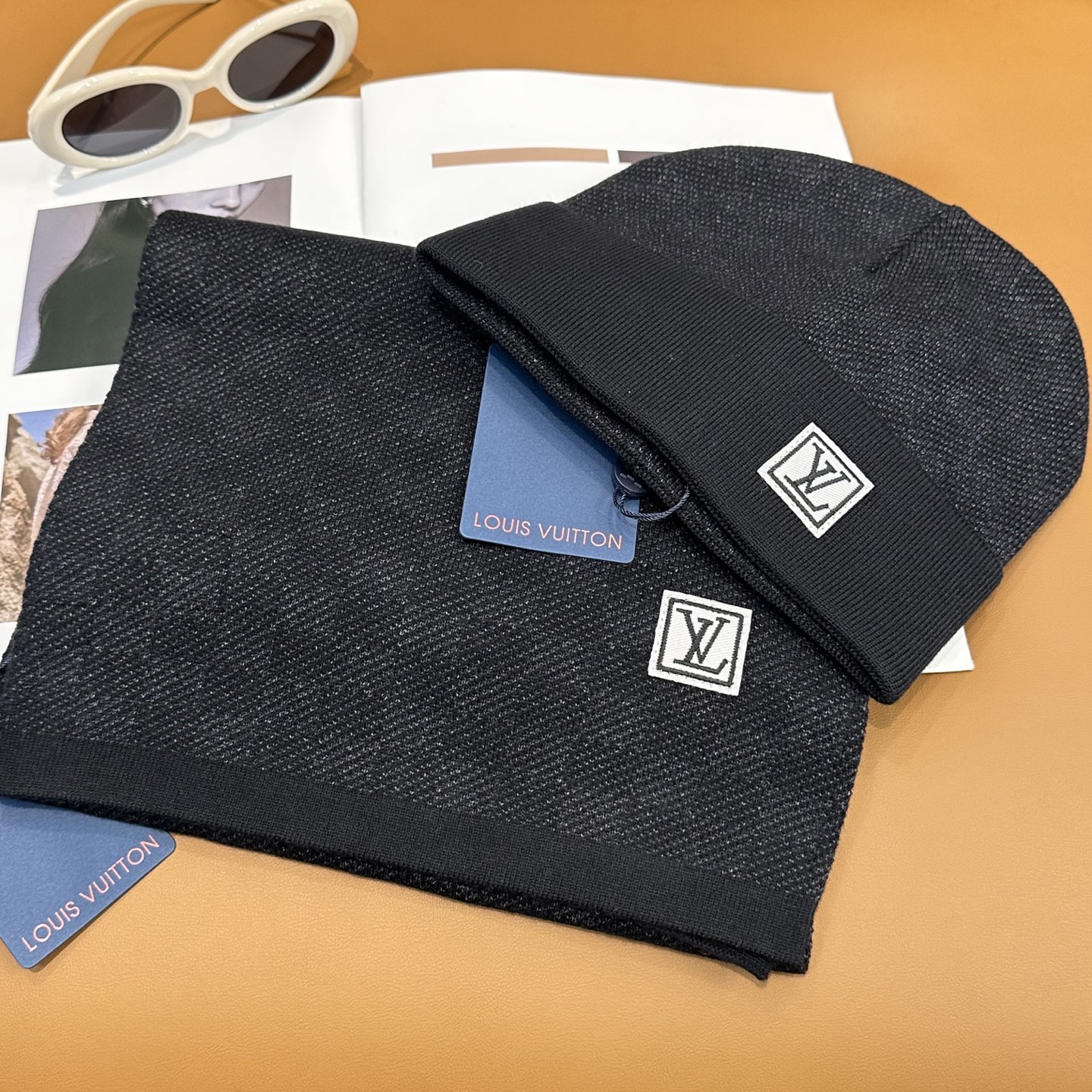 经典LV棋盘格羊毛《围巾+帽子》👑这款柔软的羊毛围巾运用精细的针织技术编织出经典的Damier图案，尤其