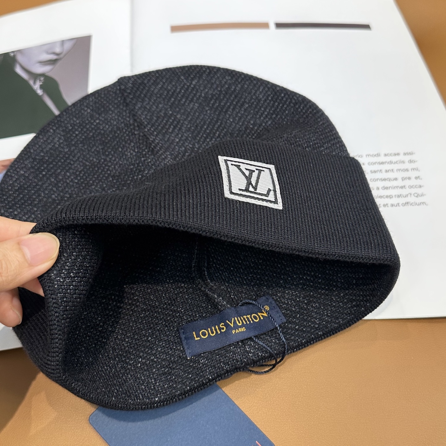 经典LV棋盘格羊毛《围巾+帽子》👑这款柔软的羊毛围巾运用精细的针织技术编织出经典的Damier图案，尤其