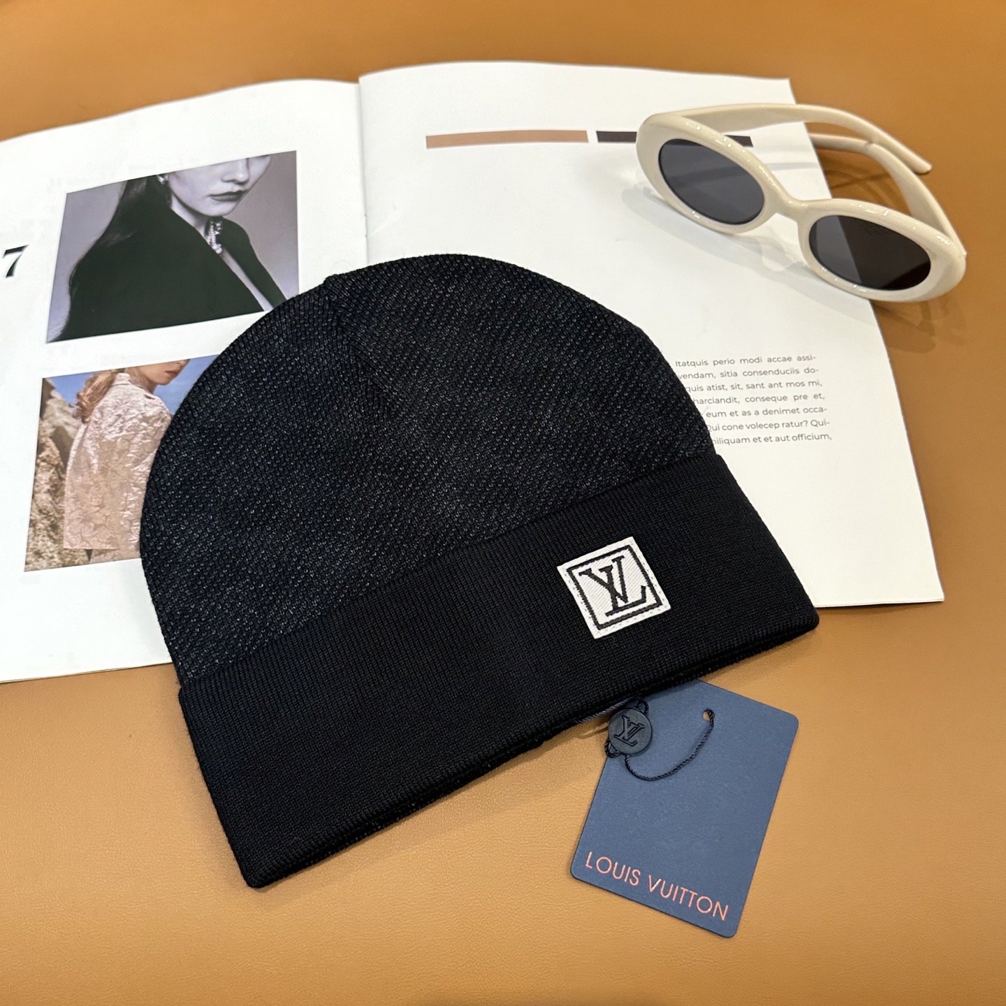 经典LV棋盘格羊毛《围巾+帽子》👑这款柔软的羊毛围巾运用精细的针织技术编织出经典的Damier图案，尤其