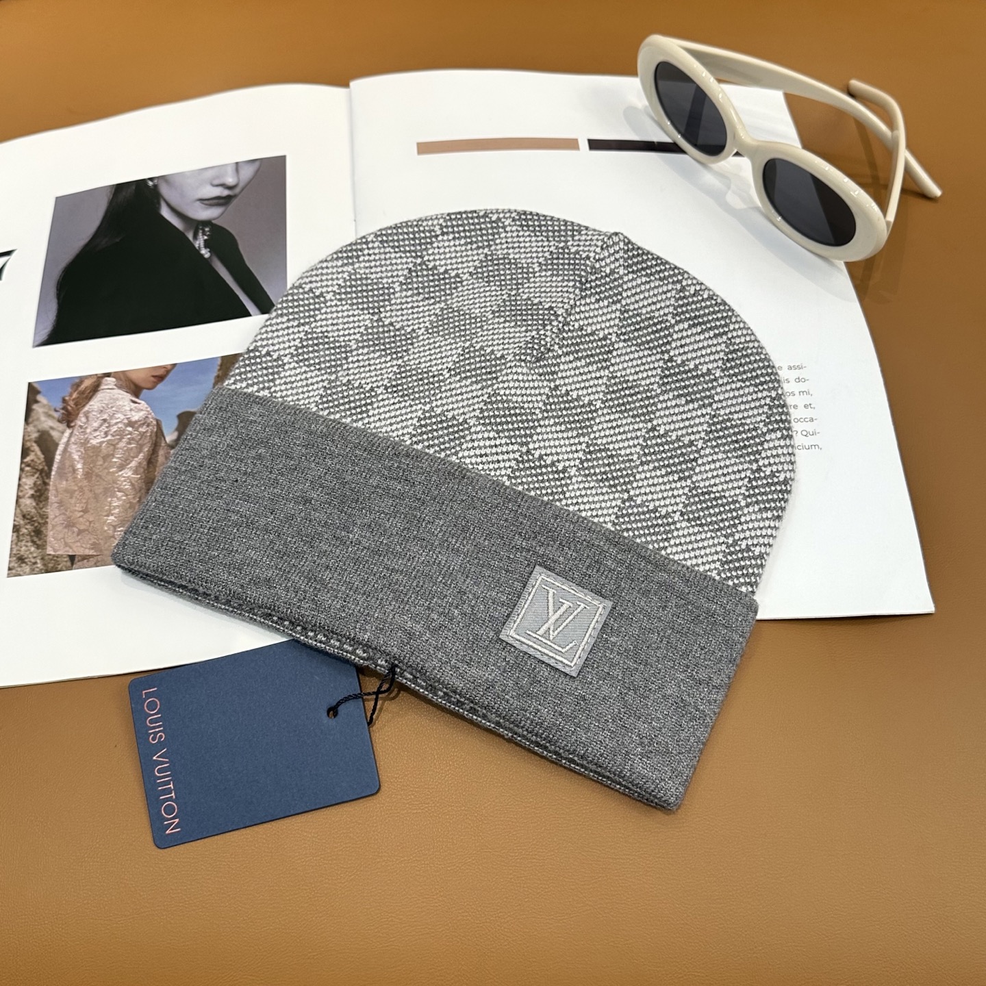 经典LV棋盘格羊毛《围巾+帽子》👑这款柔软的羊毛围巾运用精细的针织技术编织出经典的Damier图案，尤其