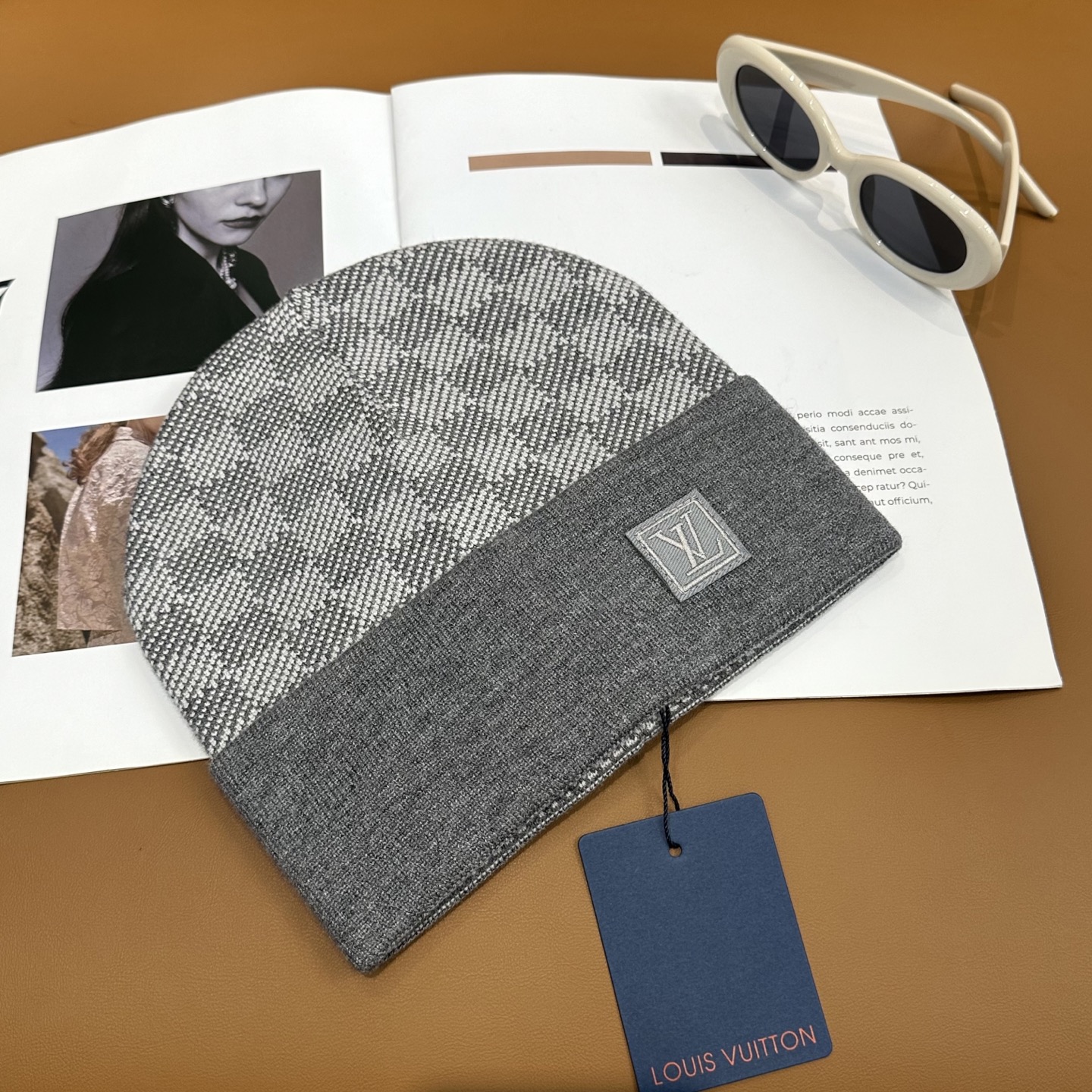 经典LV棋盘格羊毛《围巾+帽子》👑这款柔软的羊毛围巾运用精细的针织技术编织出经典的Damier图案，尤其