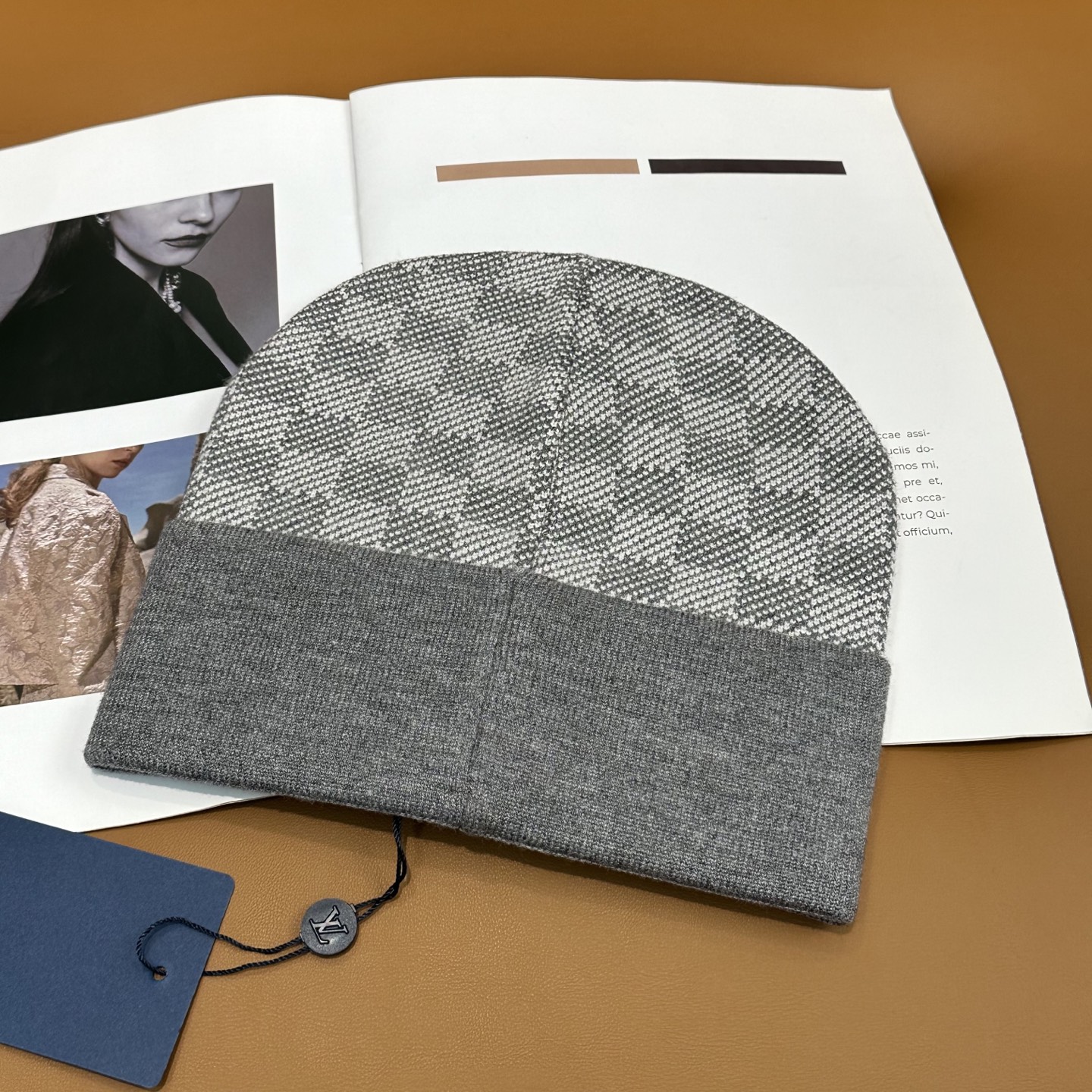 经典LV棋盘格羊毛《围巾+帽子》👑这款柔软的羊毛围巾运用精细的针织技术编织出经典的Damier图案，尤其