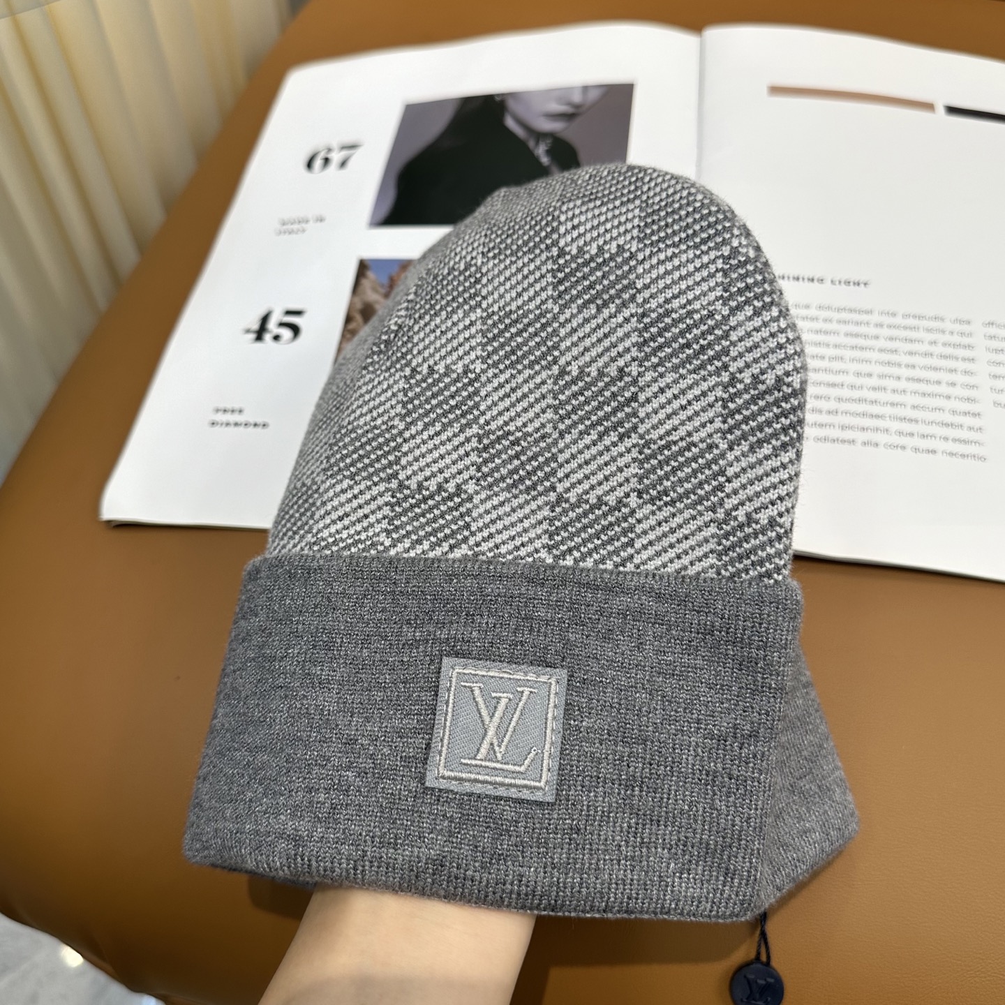 经典LV棋盘格羊毛《围巾+帽子》👑这款柔软的羊毛围巾运用精细的针织技术编织出经典的Damier图案，尤其