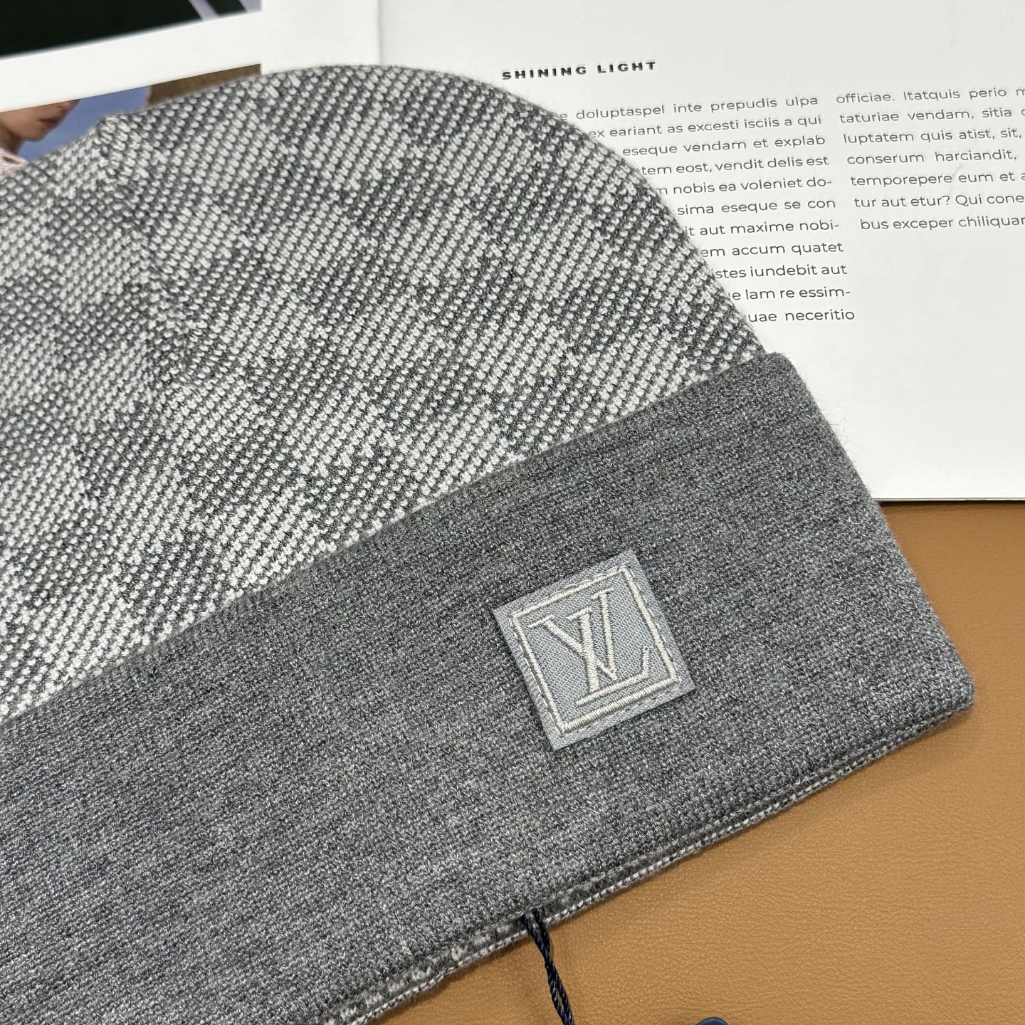 经典LV棋盘格羊毛《围巾+帽子》👑这款柔软的羊毛围巾运用精细的针织技术编织出经典的Damier图案，尤其