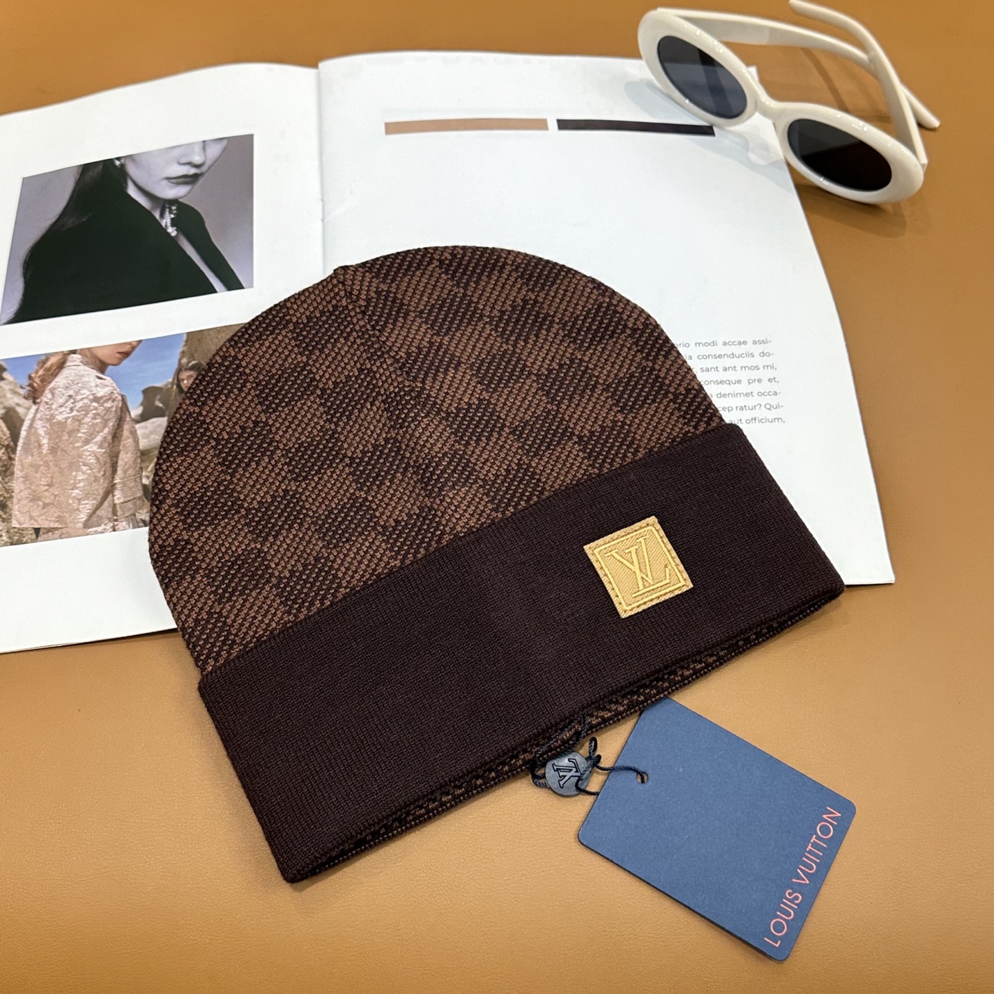 经典LV棋盘格羊毛《围巾+帽子》👑这款柔软的羊毛围巾运用精细的针织技术编织出经典的Damier图案，尤其