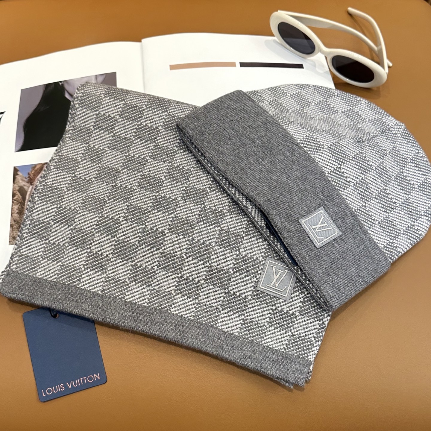 经典LV棋盘格羊毛《围巾+帽子》👑这款柔软的羊毛围巾运用精细的针织技术编织出经典的Damier图案，尤其