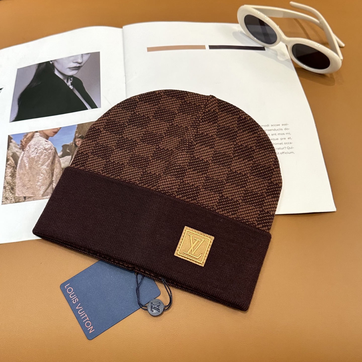 经典LV棋盘格羊毛《围巾+帽子》👑这款柔软的羊毛围巾运用精细的针织技术编织出经典的Damier图案，尤其