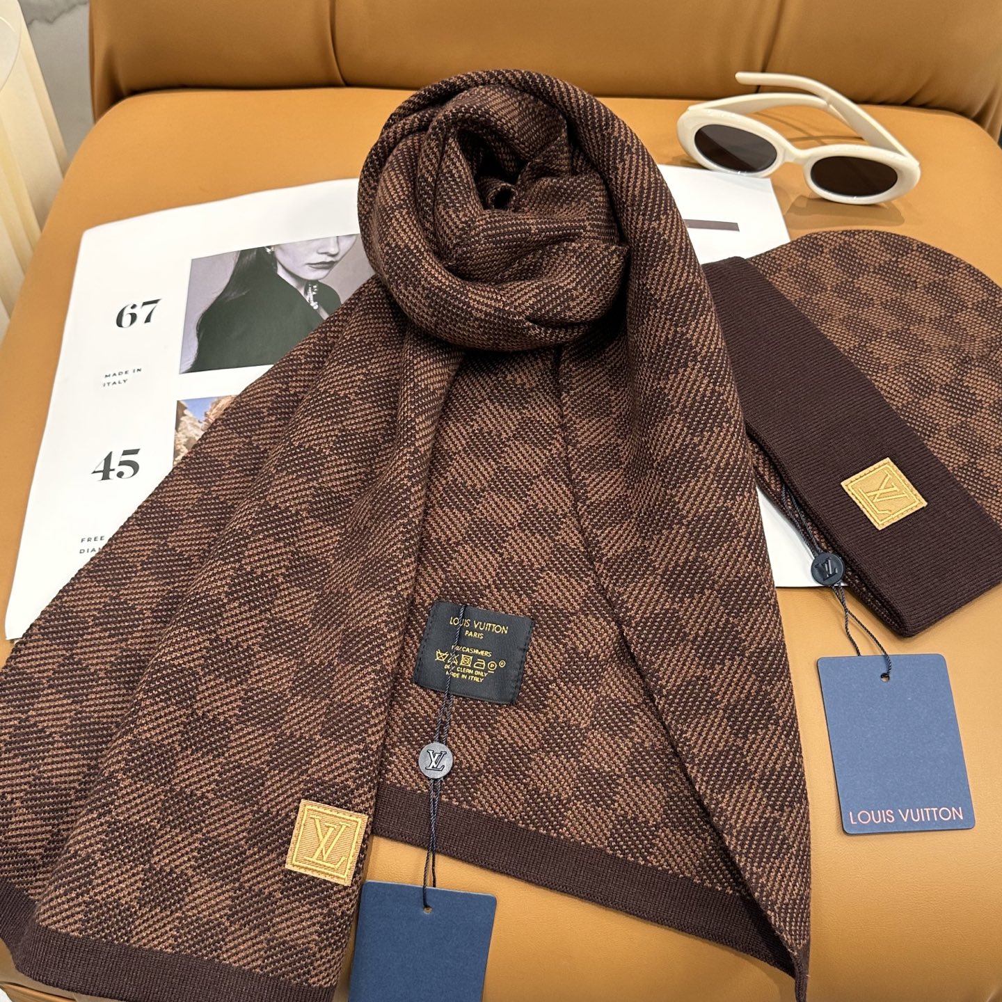 经典LV棋盘格羊毛《围巾+帽子》👑这款柔软的羊毛围巾运用精细的针织技术编织出经典的Damier图案，尤其