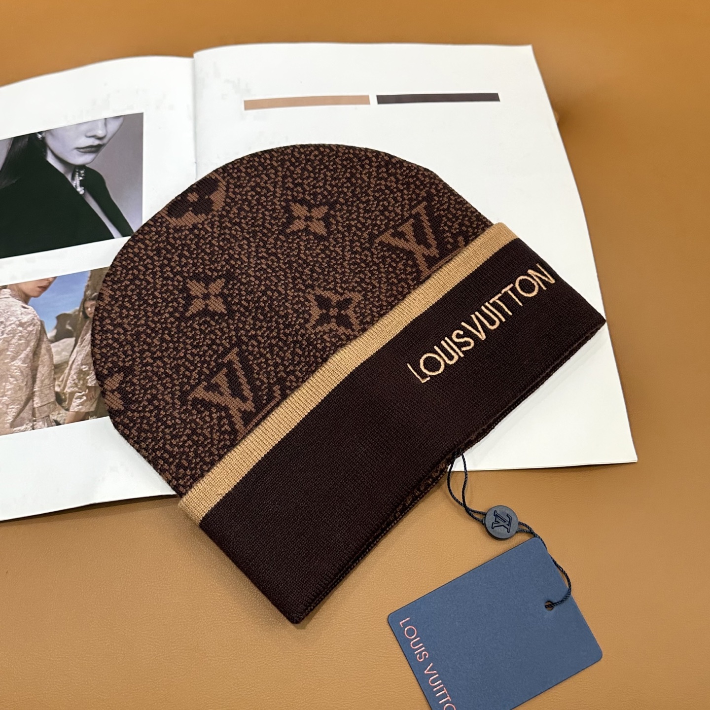 LV经典《围巾+帽子》套装👑这款柔软的羊毛围巾运用精细的针织技术编织出经典的图案，尤其适合赠礼，也是冬季