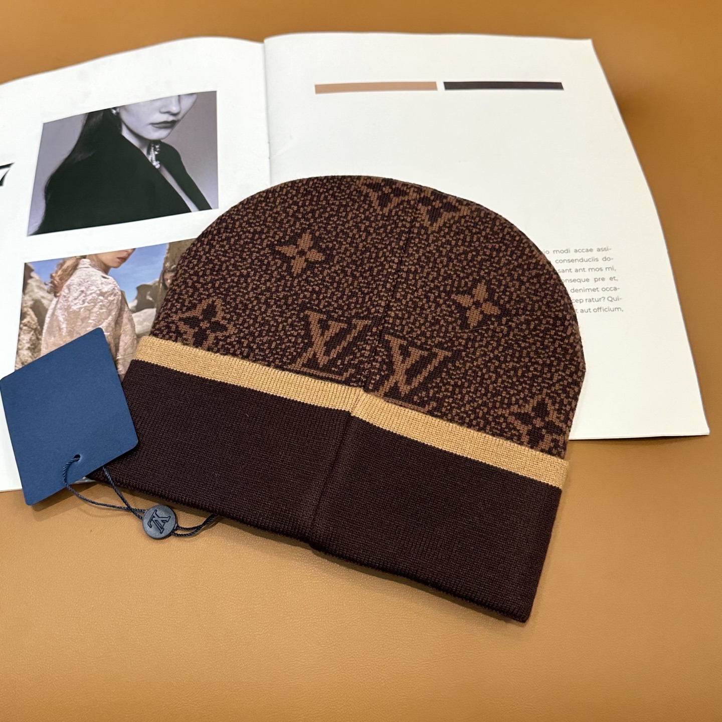 LV经典《围巾+帽子》套装👑这款柔软的羊毛围巾运用精细的针织技术编织出经典的图案，尤其适合赠礼，也是冬季