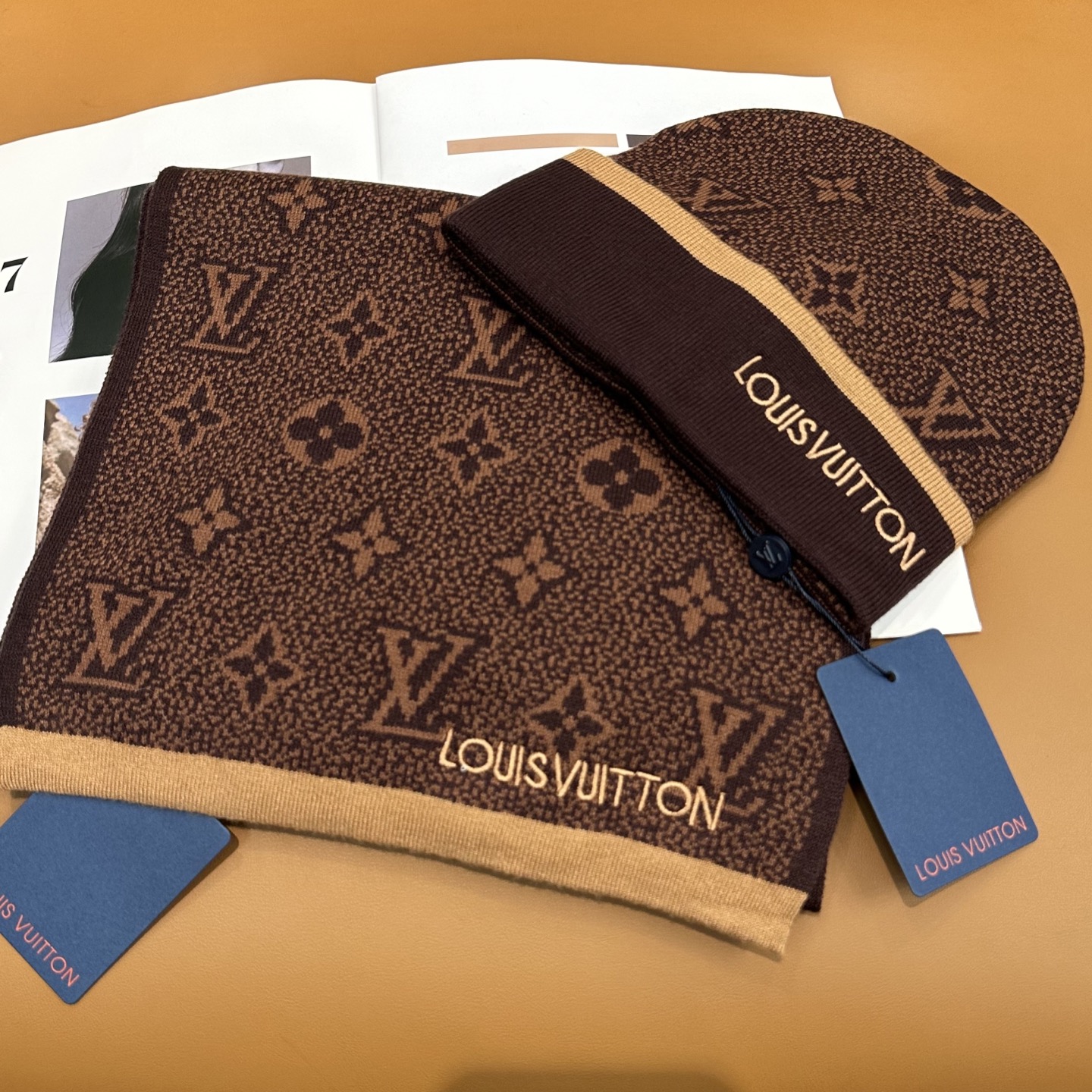 LV经典《围巾+帽子》套装👑这款柔软的羊毛围巾运用精细的针织技术编织出经典的图案，尤其适合赠礼，也是冬季