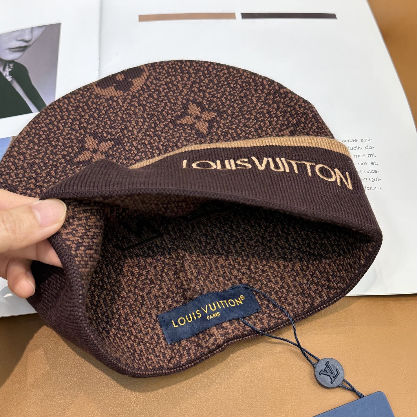 LV经典《围巾+帽子》套装👑这款柔软的羊毛围巾运用精细的针织技术编织出经典的图案，尤其适合赠礼，也是冬季