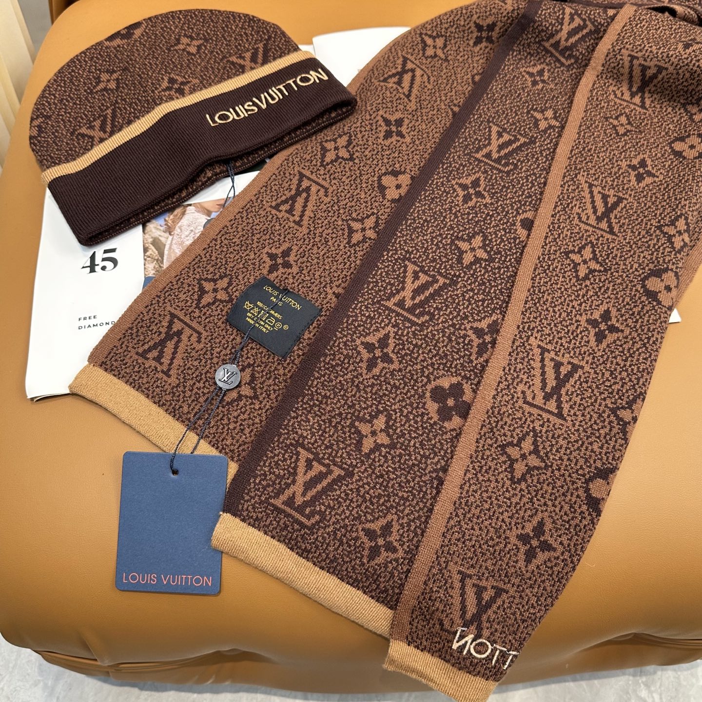 LV经典《围巾+帽子》套装👑这款柔软的羊毛围巾运用精细的针织技术编织出经典的图案，尤其适合赠礼，也是冬季
