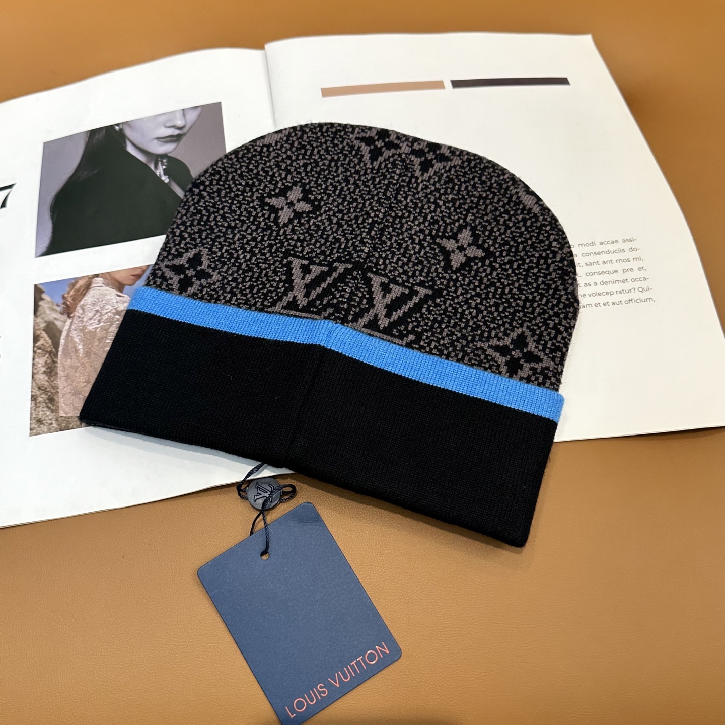 LV经典《围巾+帽子》套装👑这款柔软的羊毛围巾运用精细的针织技术编织出经典的图案，尤其适合赠礼，也是冬季