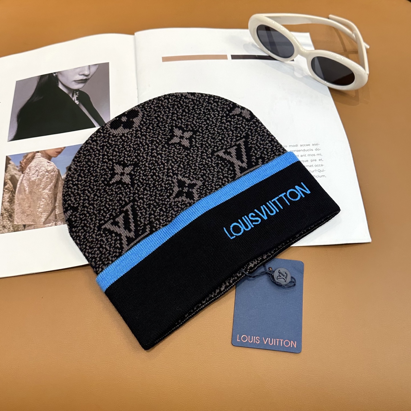 LV经典《围巾+帽子》套装👑这款柔软的羊毛围巾运用精细的针织技术编织出经典的图案，尤其适合赠礼，也是冬季