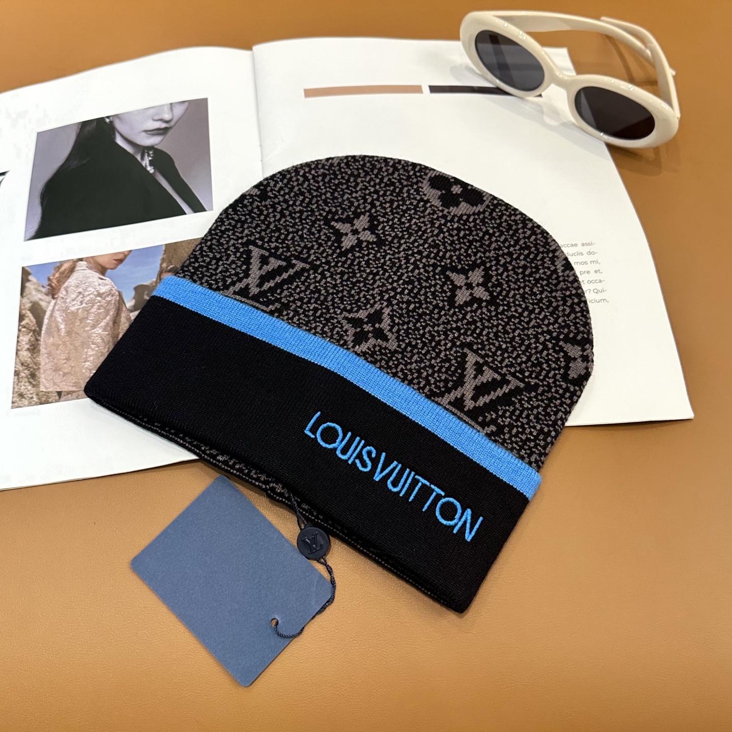 LV经典《围巾+帽子》套装👑这款柔软的羊毛围巾运用精细的针织技术编织出经典的图案，尤其适合赠礼，也是冬季
