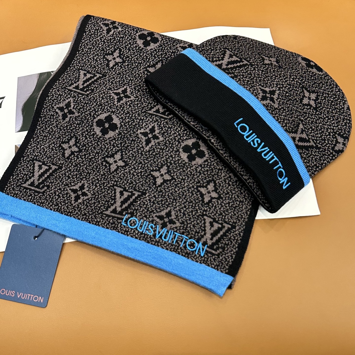 LV经典《围巾+帽子》套装👑这款柔软的羊毛围巾运用精细的针织技术编织出经典的图案，尤其适合赠礼，也是冬季