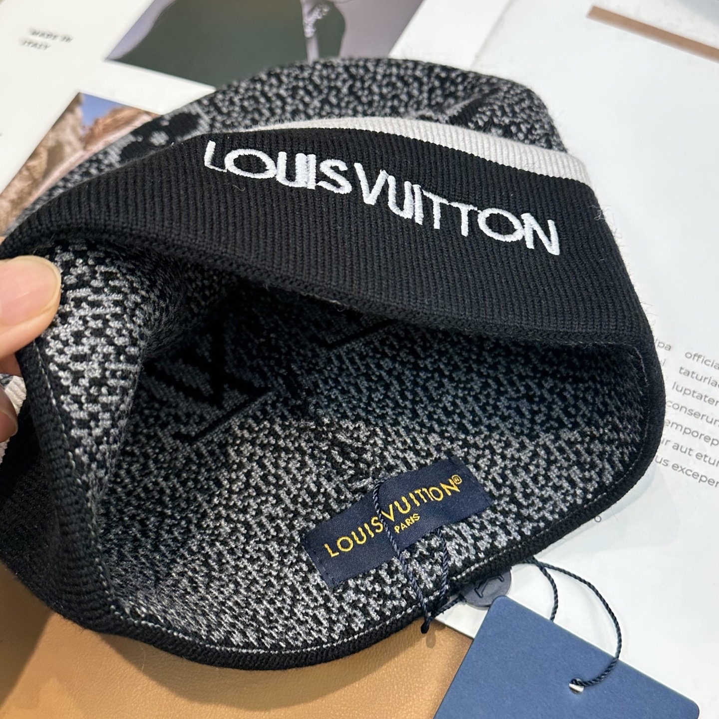 LV经典《围巾+帽子》套装👑这款柔软的羊毛围巾运用精细的针织技术编织出经典的图案，尤其适合赠礼，也是冬季