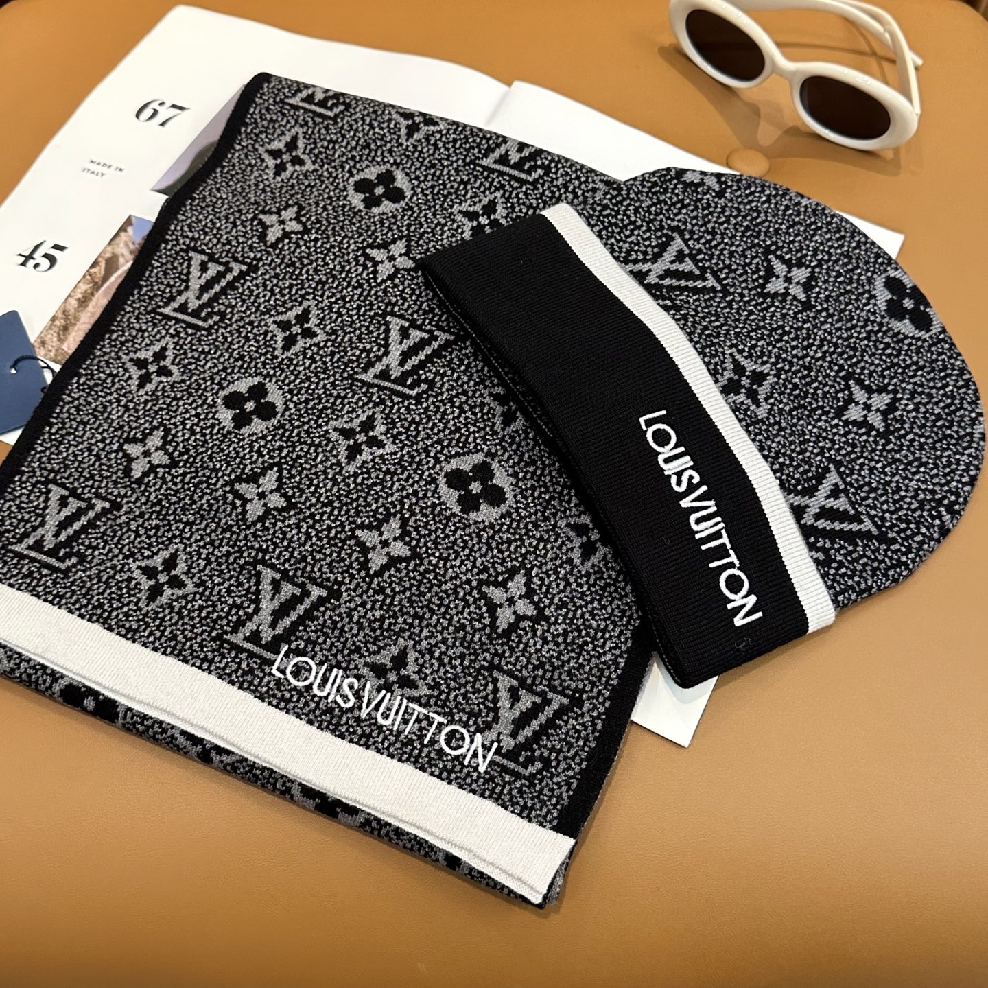 LV经典《围巾+帽子》套装👑这款柔软的羊毛围巾运用精细的针织技术编织出经典的图案，尤其适合赠礼，也是冬季