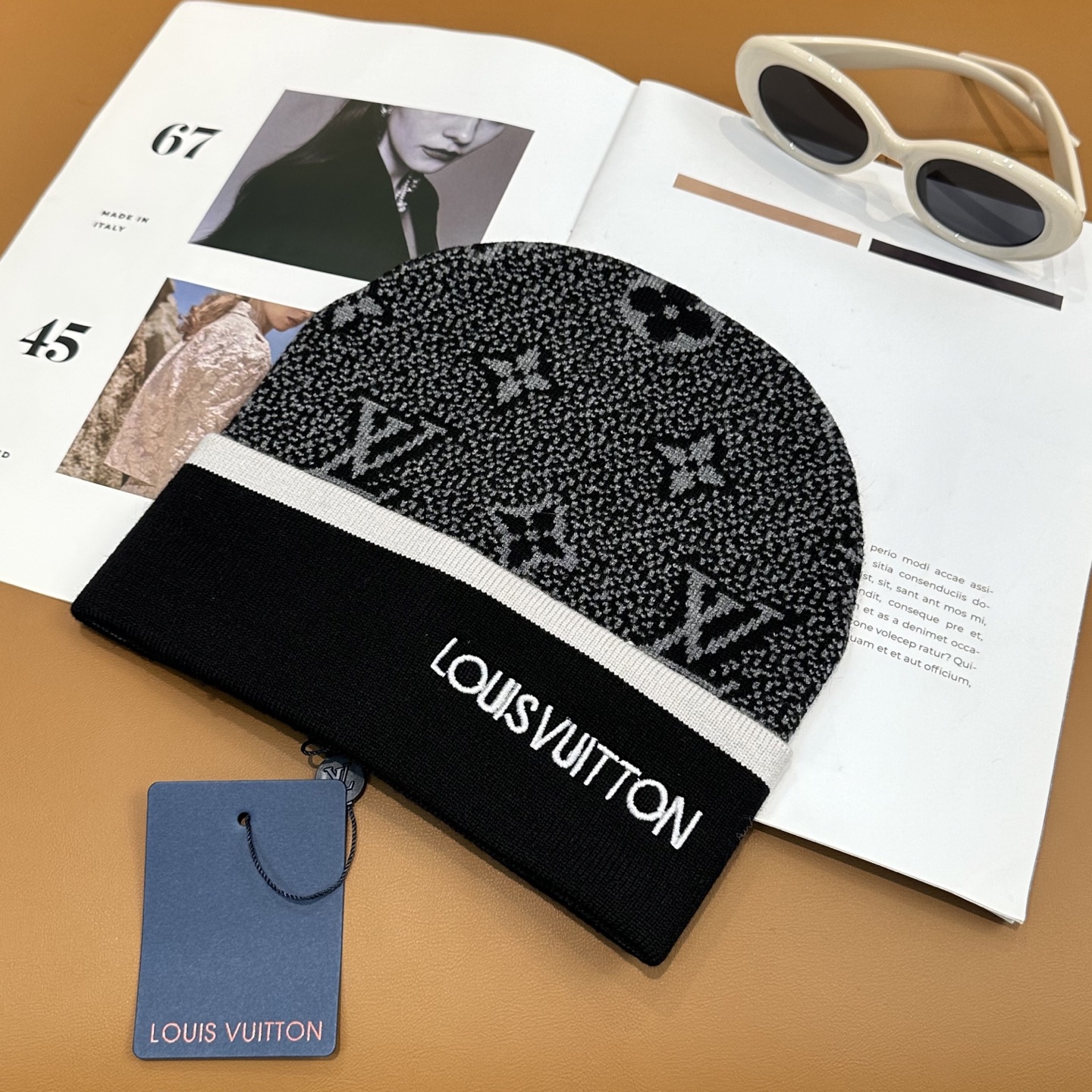 LV经典《围巾+帽子》套装👑这款柔软的羊毛围巾运用精细的针织技术编织出经典的图案，尤其适合赠礼，也是冬季